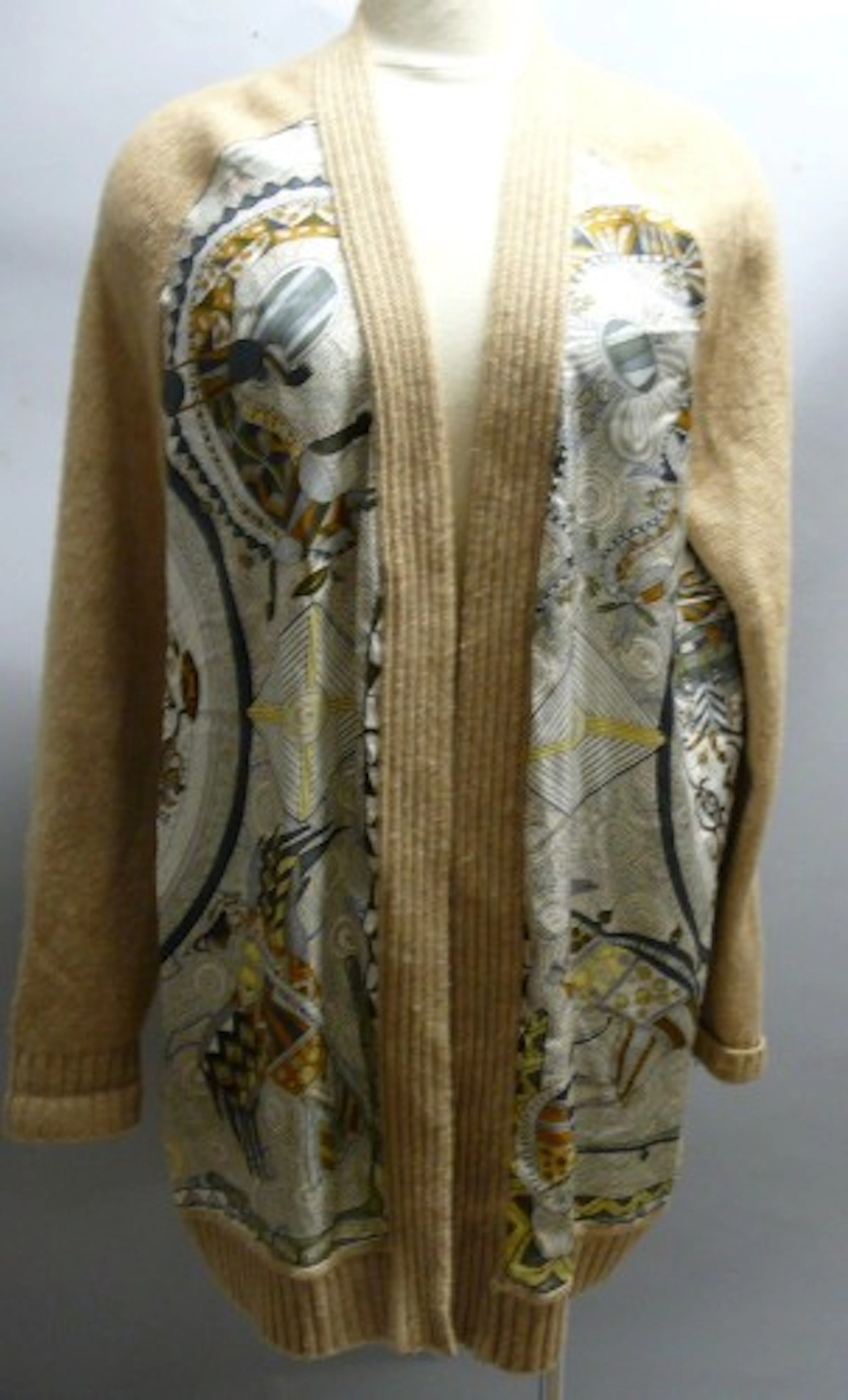 HERMES Paris Long GILET en tricot de laine beige et soie imprimée
