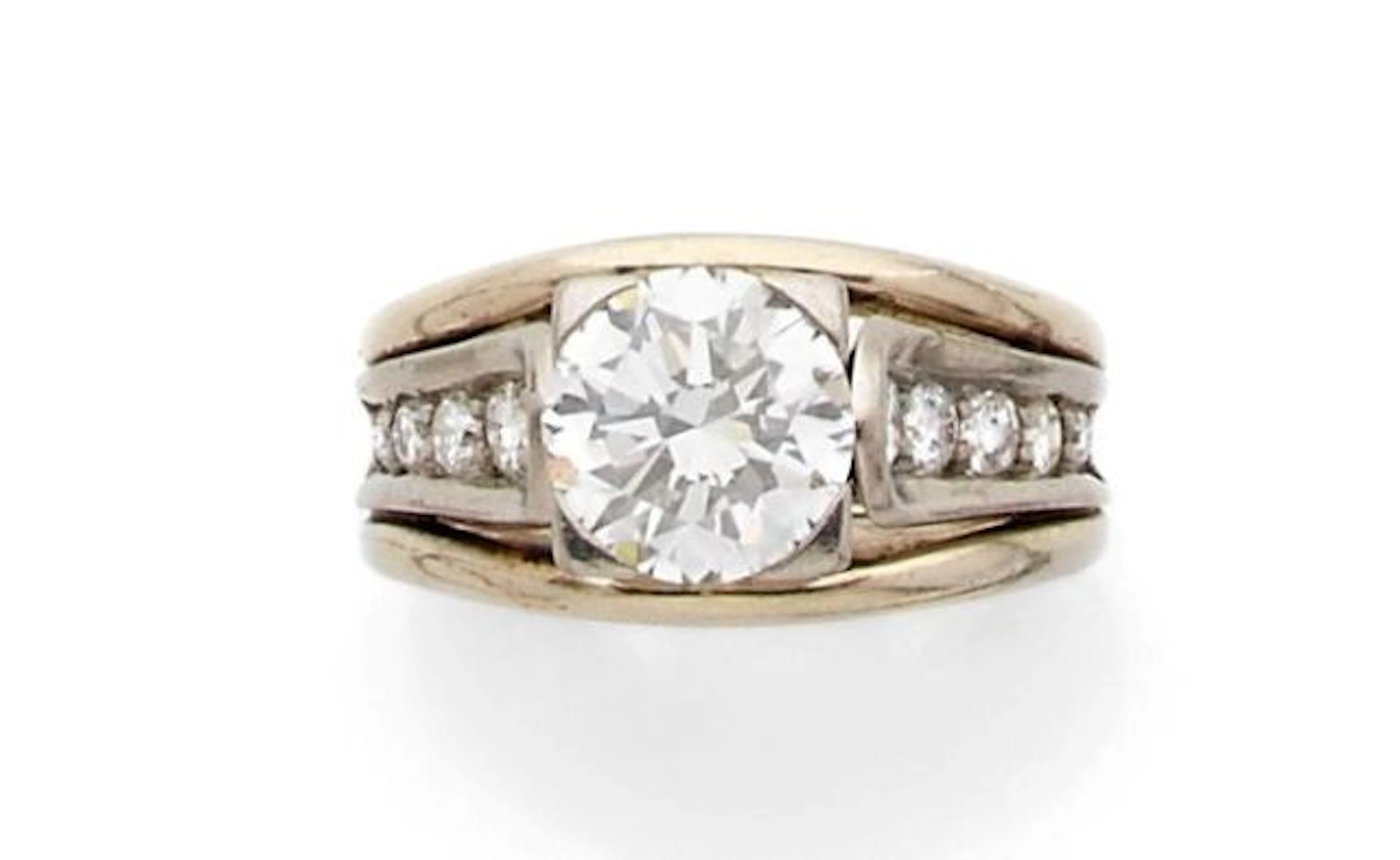 BAGUE en or et palladium, sertie d'un diamant taillé en brillant épaulé