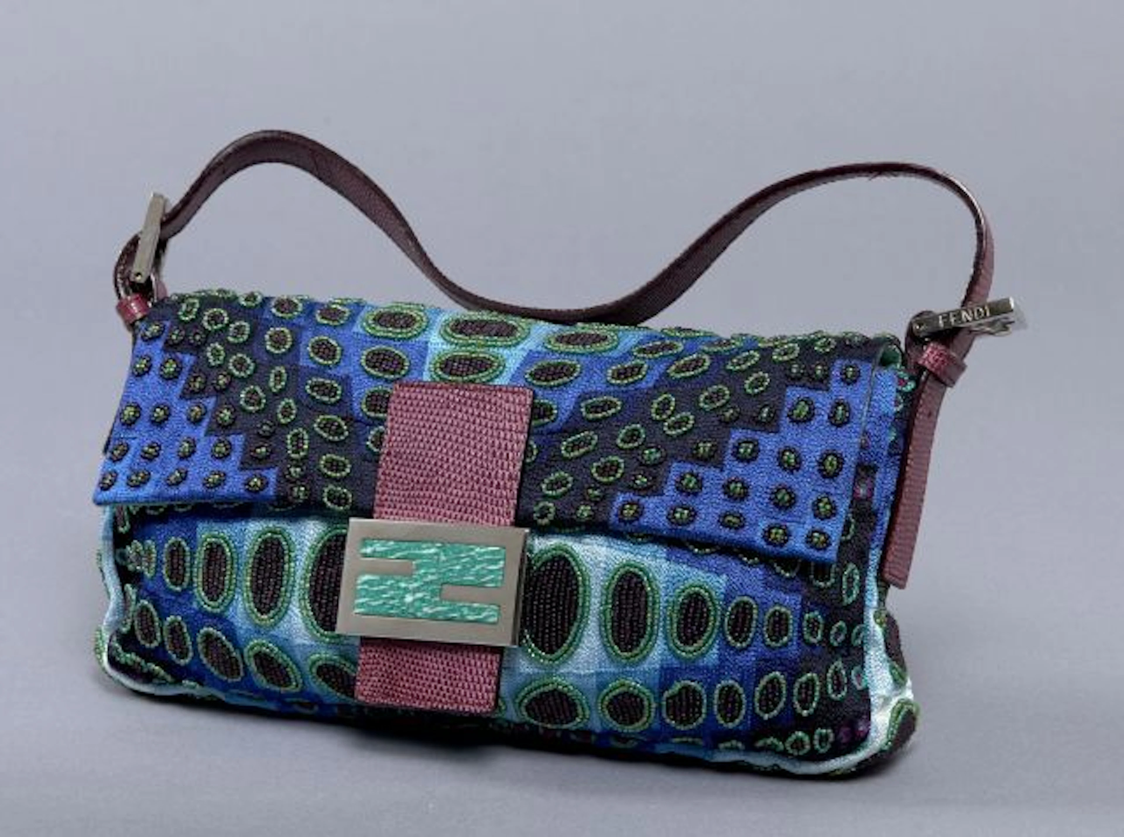 FENDI, Célèbre sac baguette en coton brillant entièrement rebrodé