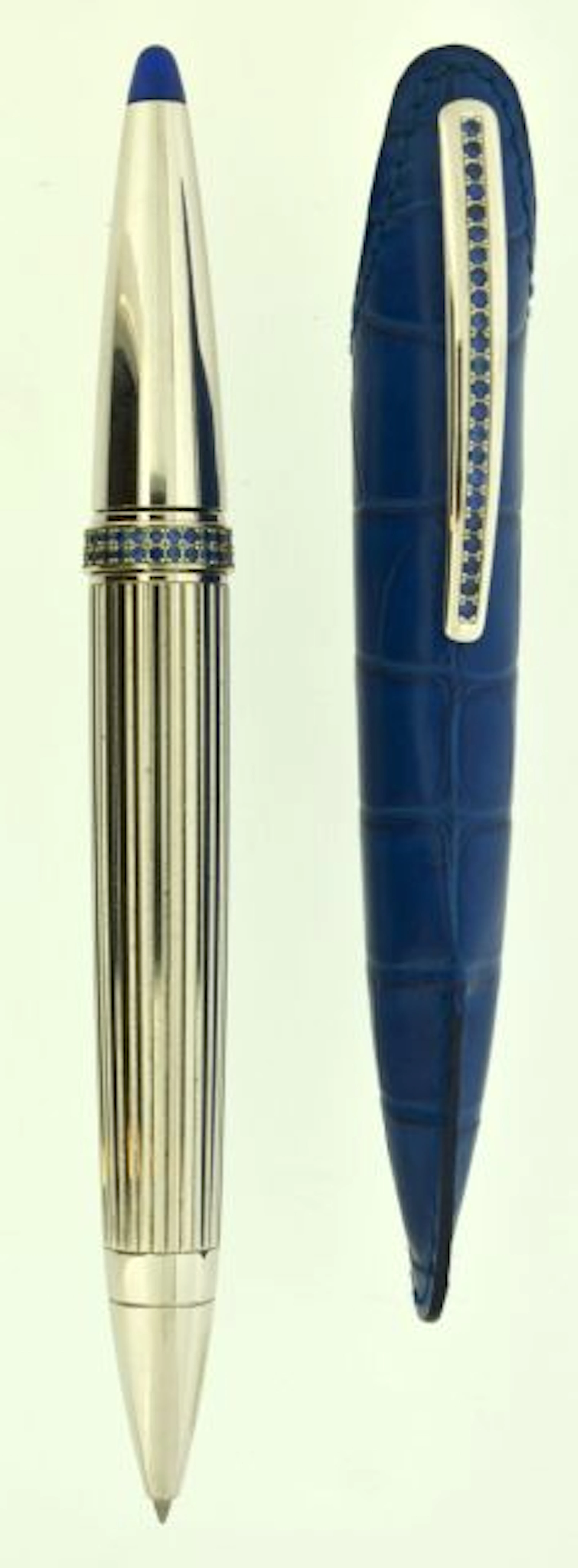 JORG HYSEK, Stylo roller entièrement plaqué palladium décor godron.