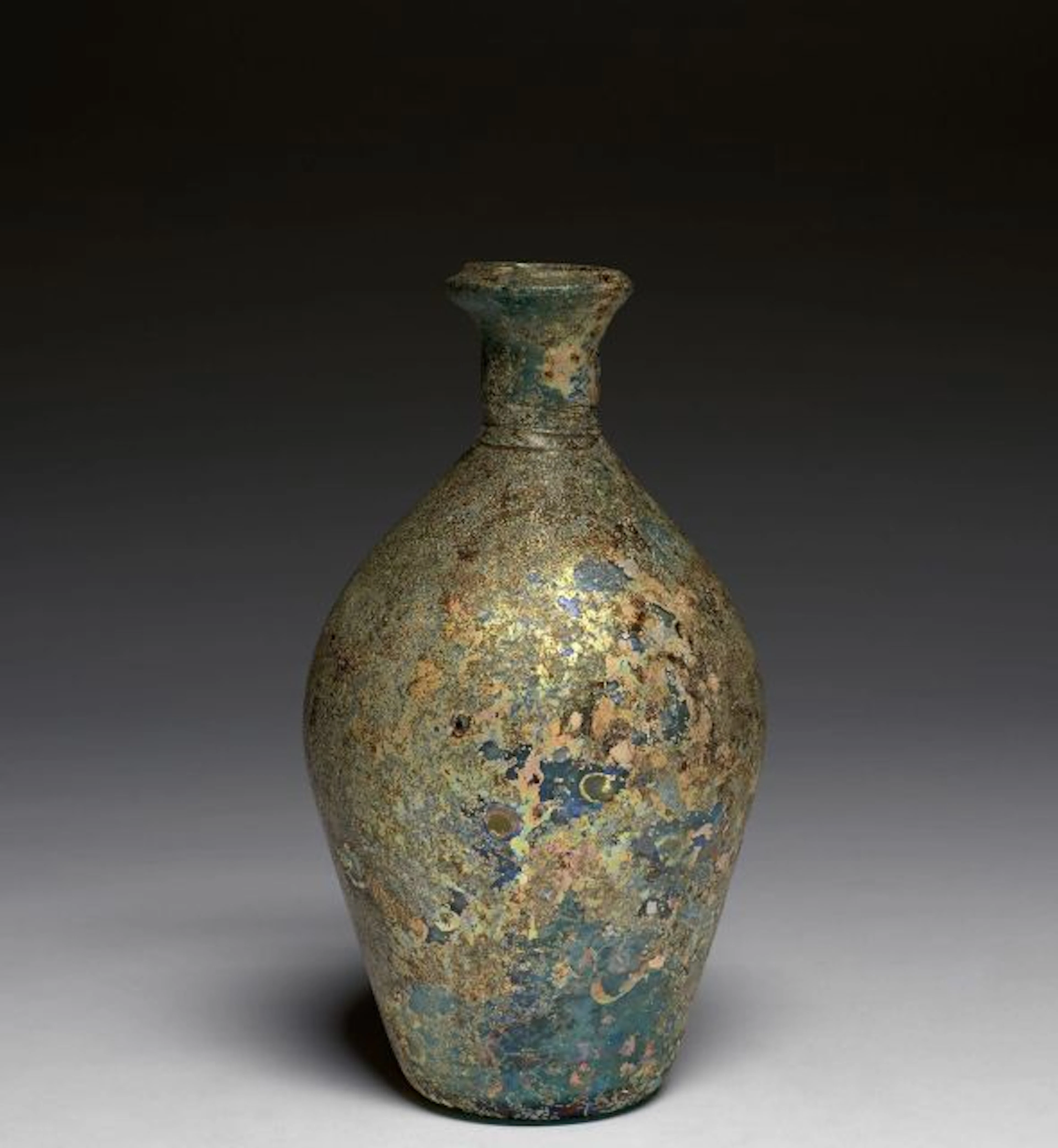 VASE EN VERRE IRISÉ, 10E-12E SIÈCLE