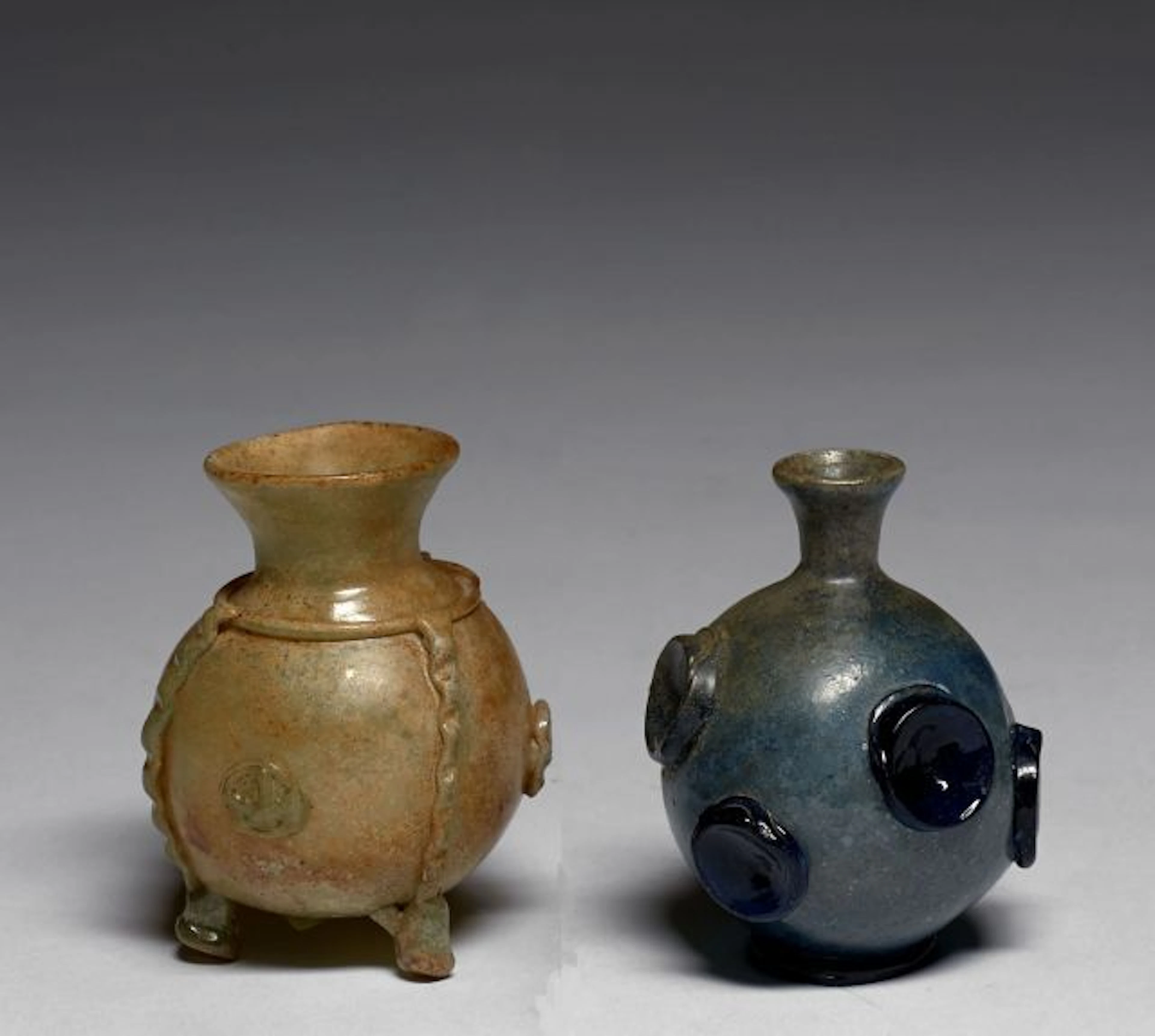 DEUX FLACONS À PASTILLES APPLIQUÉES EN VERRE, 7E-8E SIÈCLE