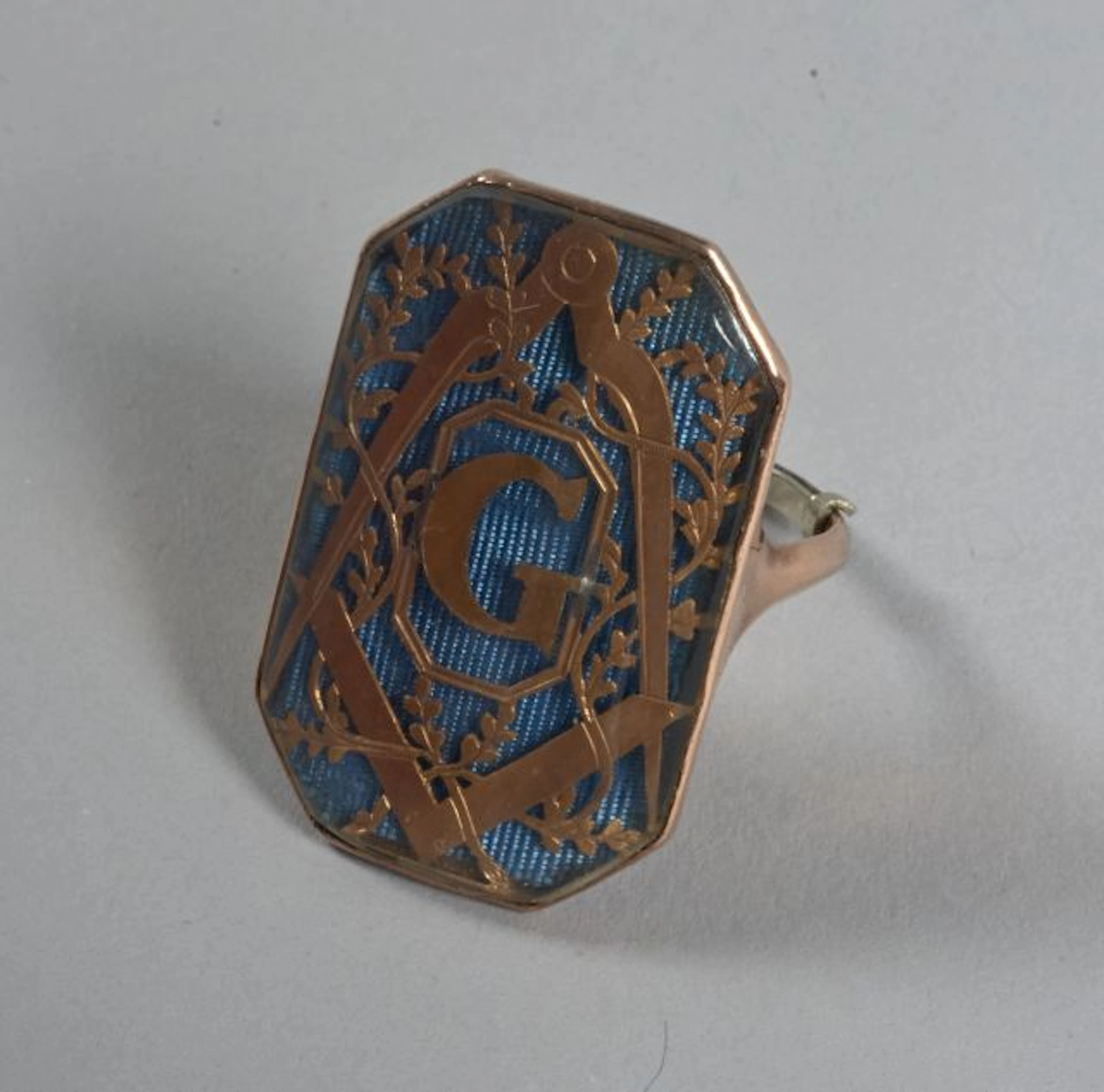 IMPORTANTE BAGUE en argent doré, le chaton rectangulaire à pans coupés