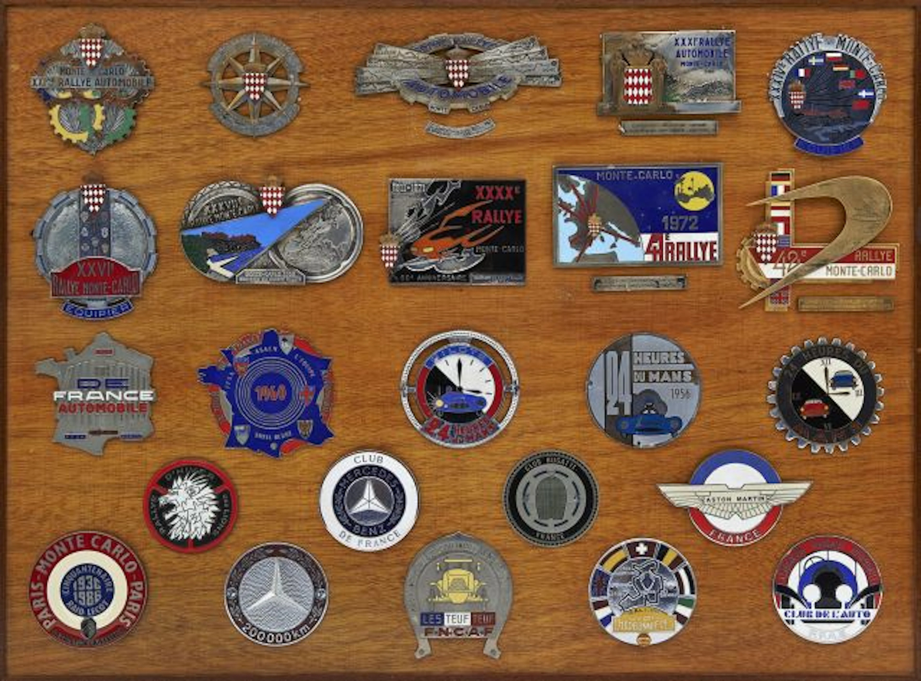 COLLECTION DE 24 BADGES AUTOMOBILES-CLUBS, RALLYES ET COURSES