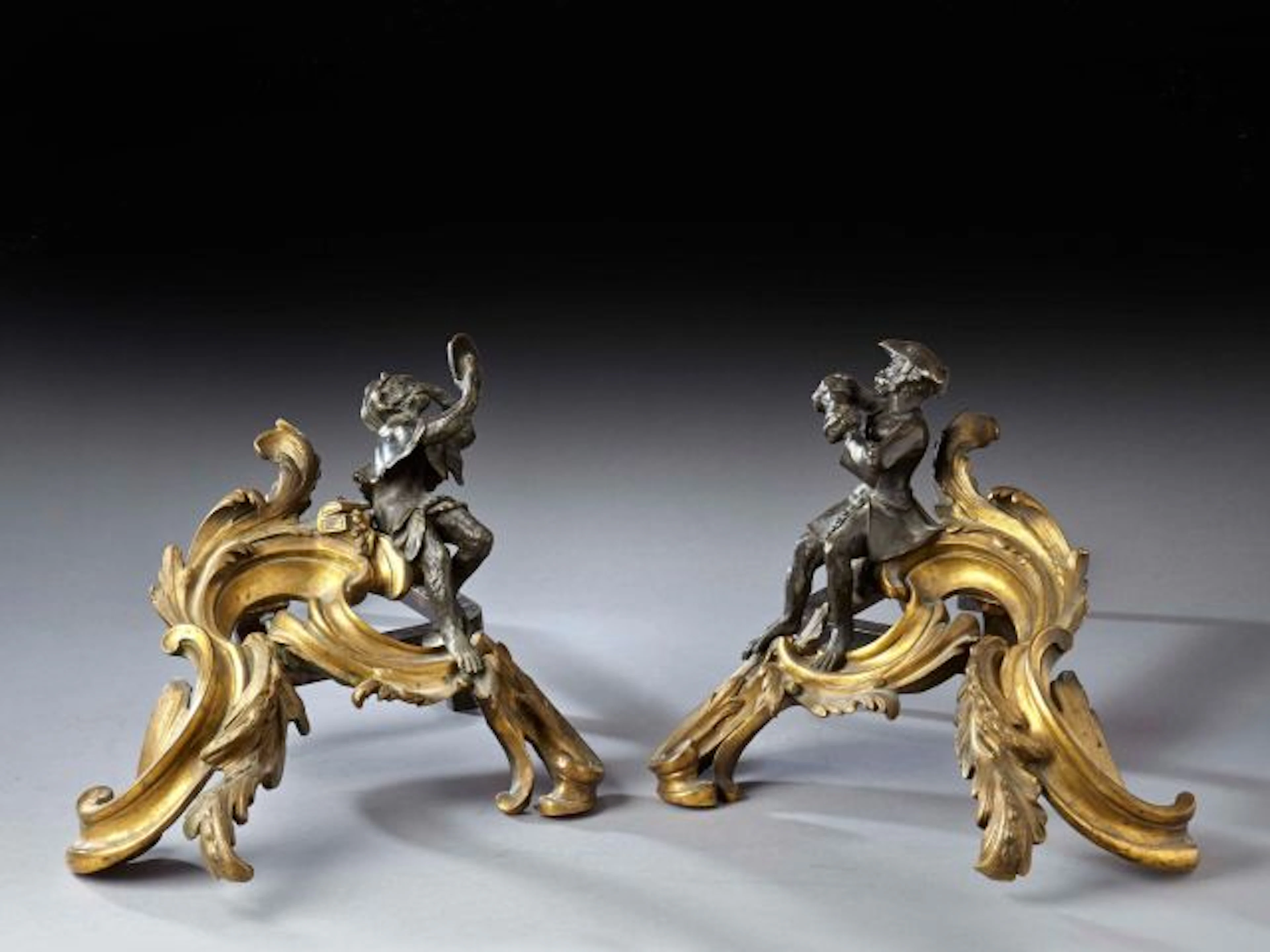 PAIRE DE CHENETS AUX SINGES D'ÉPOQUE LOUIS XV