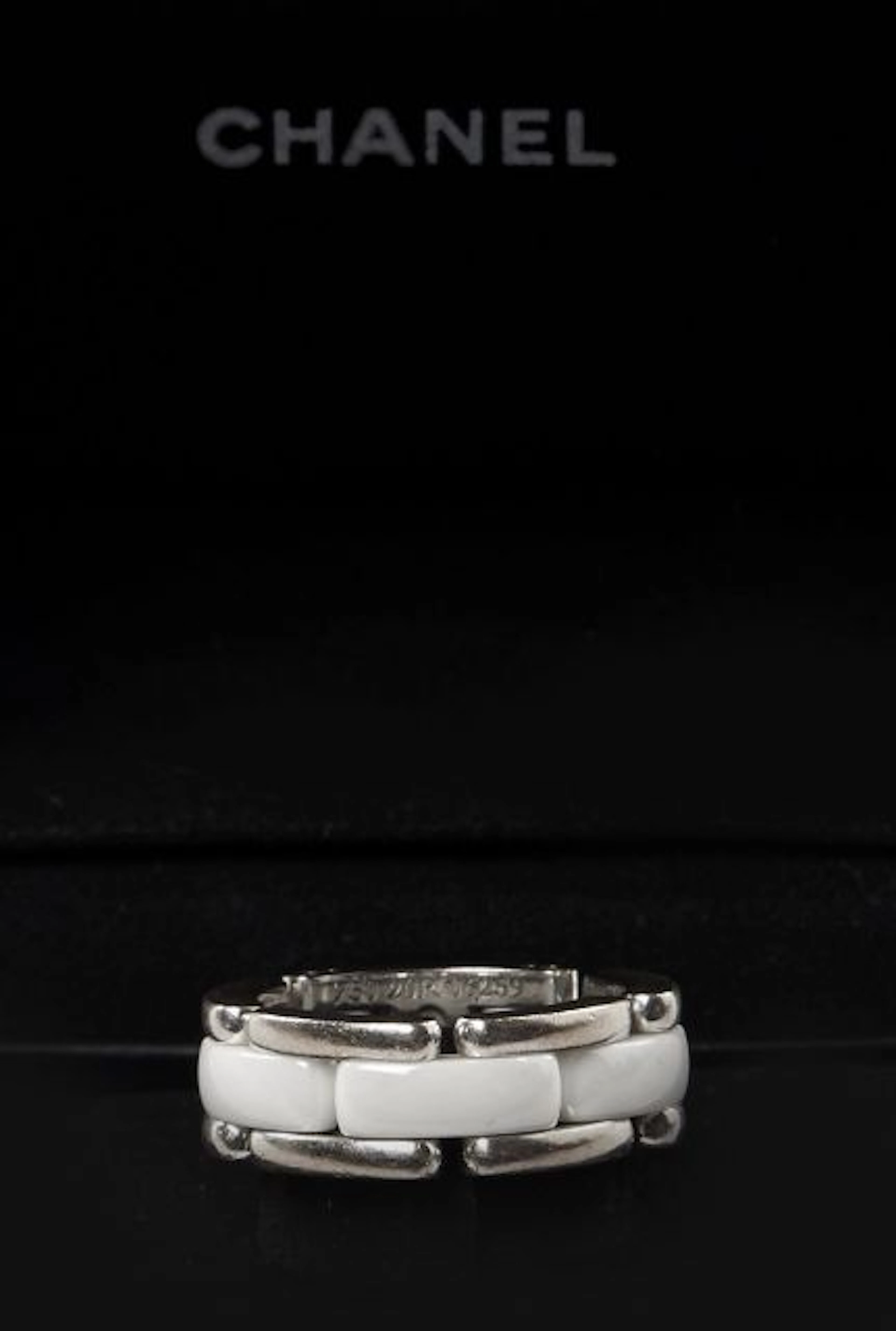 CHANEL, Bague Ultra en or blanc (18 carats) et céramique blanche