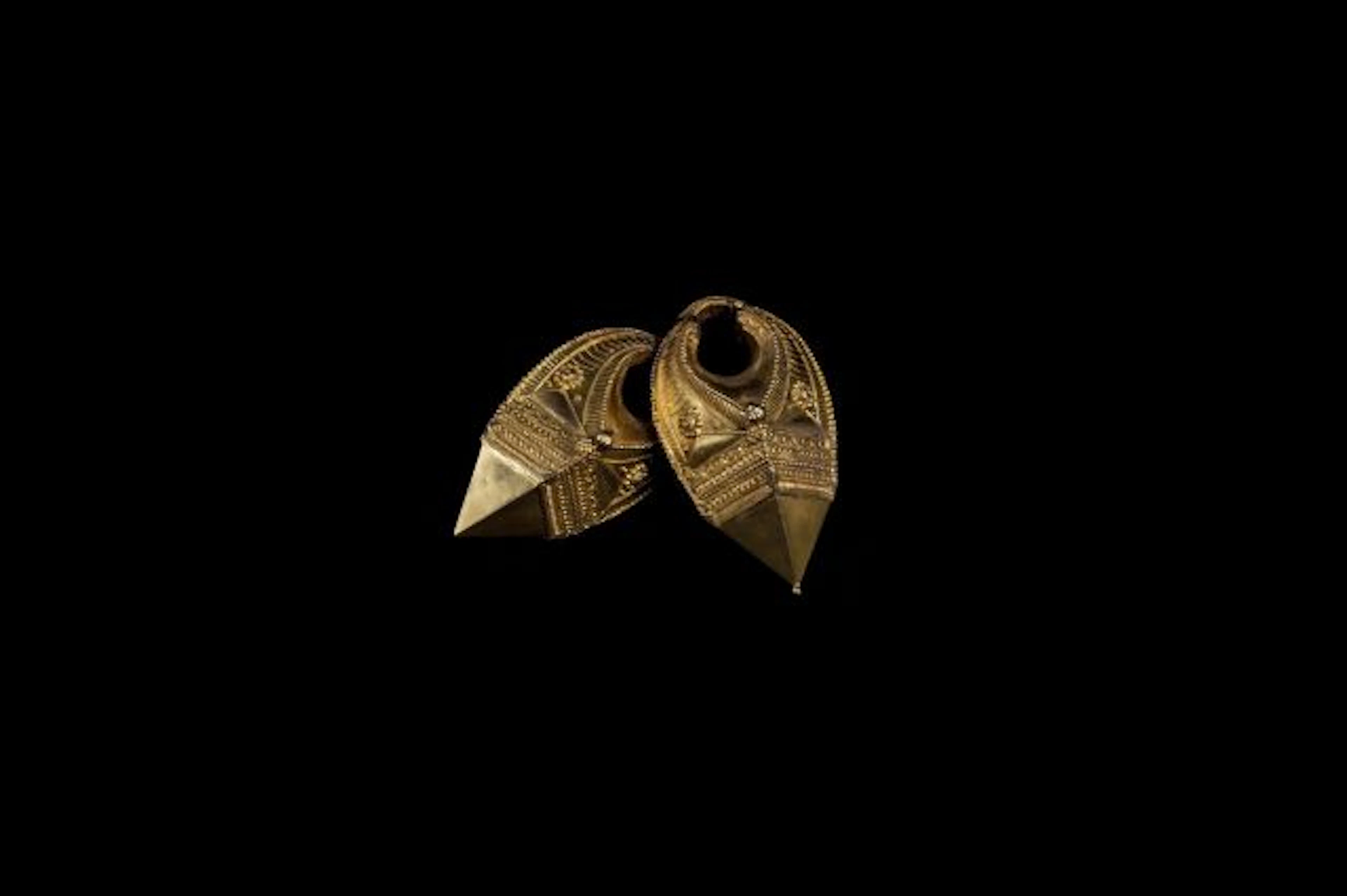 PAIRE DE BOUCLES D'OREILLE, OR, INDE DU SUD, RÉGION DU KERALA, 19E SIÈCLE