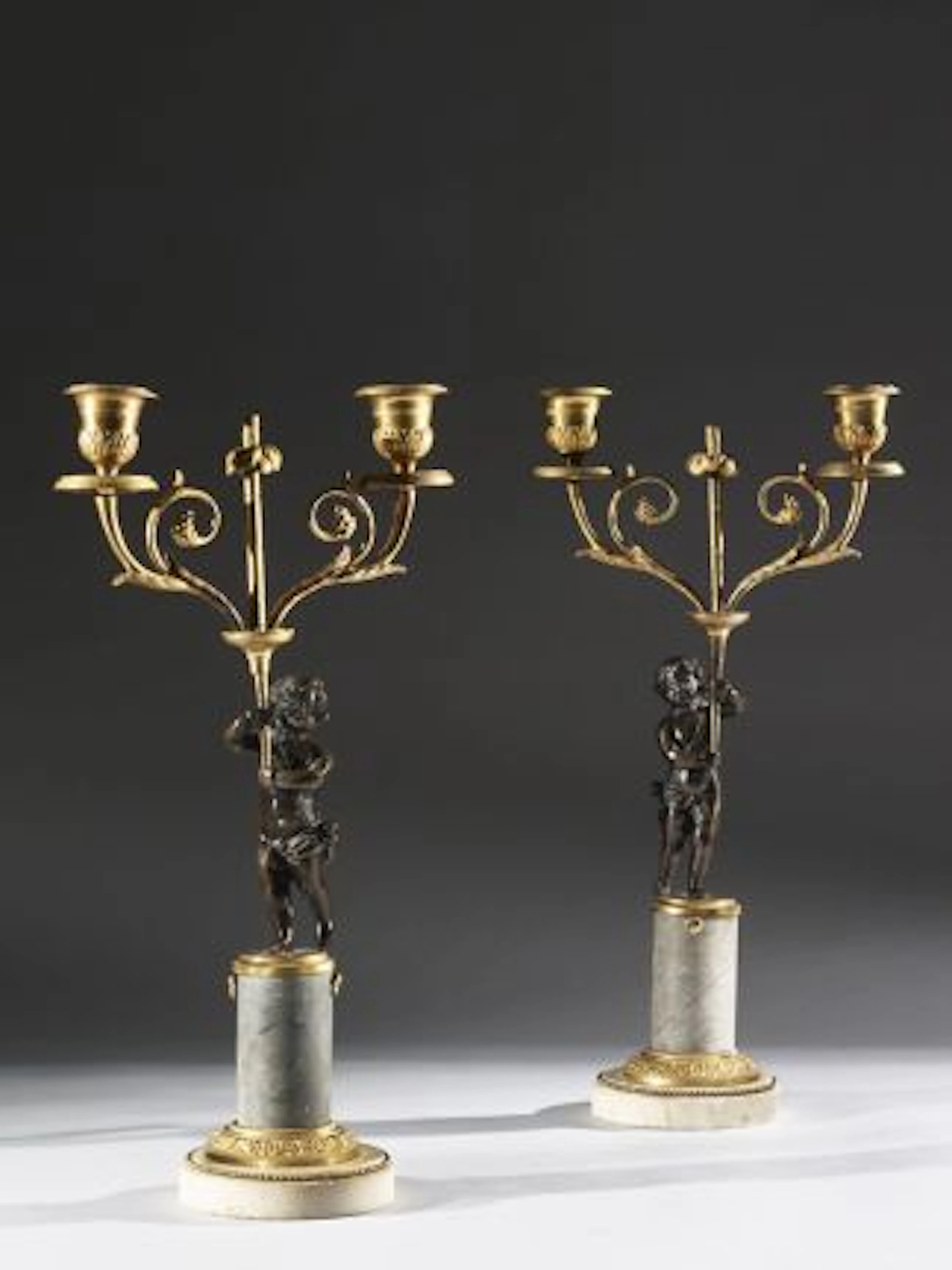 PAIRE DE CANDÉLABRES DE LA FIN DU XVIIIe SIÈCLE Composée d'éléments anciens