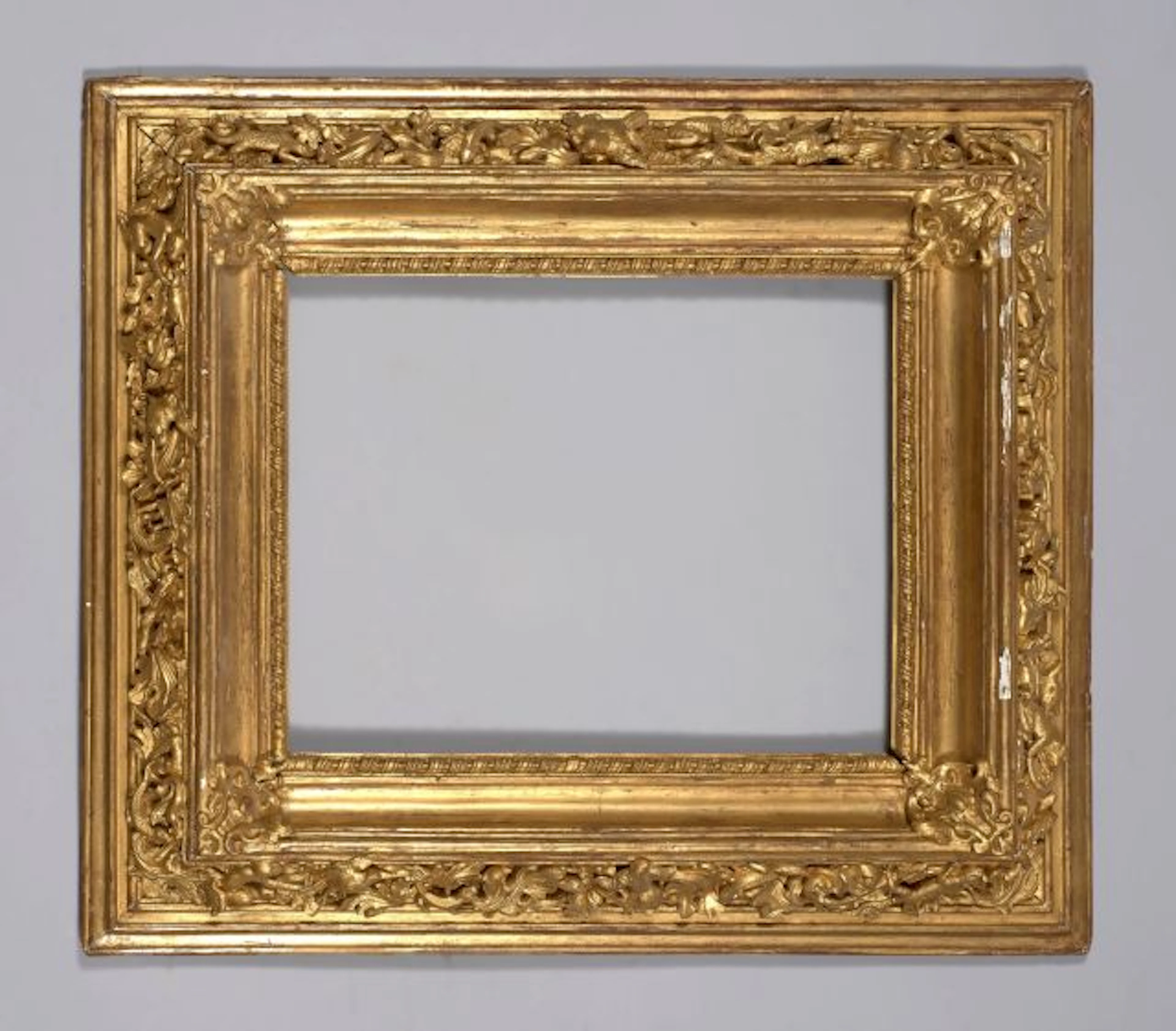 France, circa 1830 Rare cadre en bois et pâte doré à profil renversé