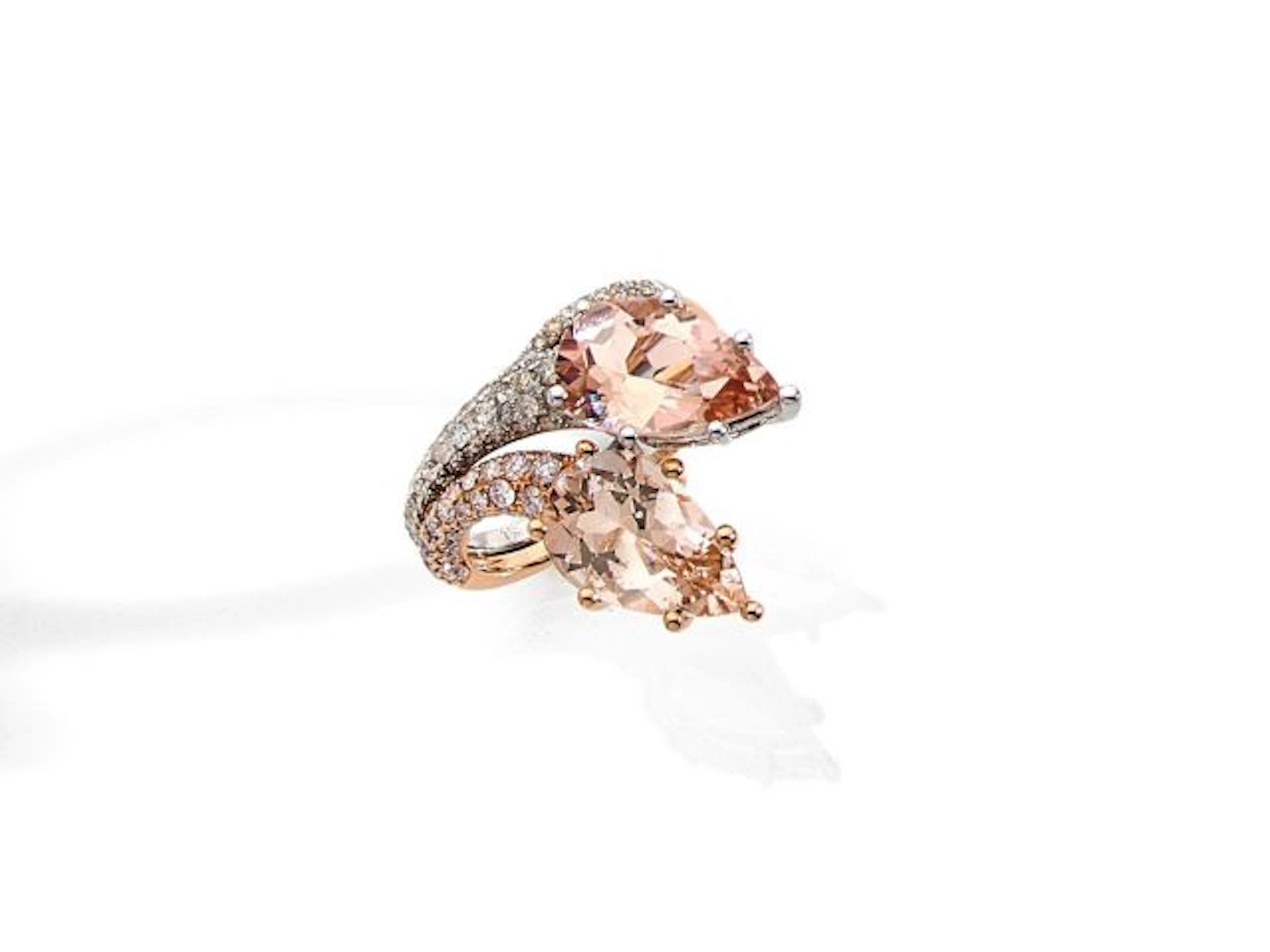 BAGUE En or rose et or gris 18k (750), stylisée de deux serpents