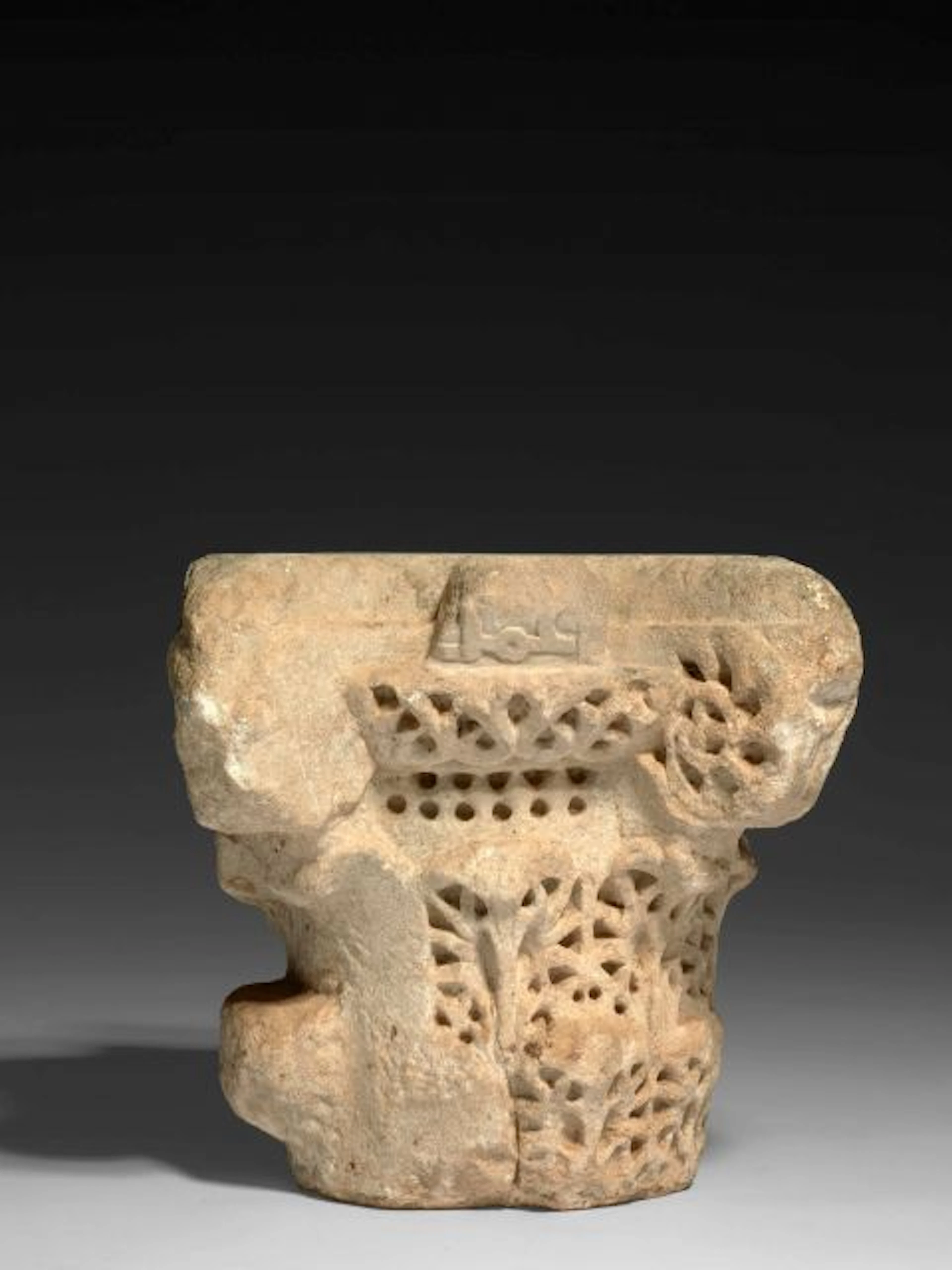 CHAPITEAU FRAGMENTAIRE EN MARBRE, CORDOUE OU MADINAT AL-ZAHRA, ART