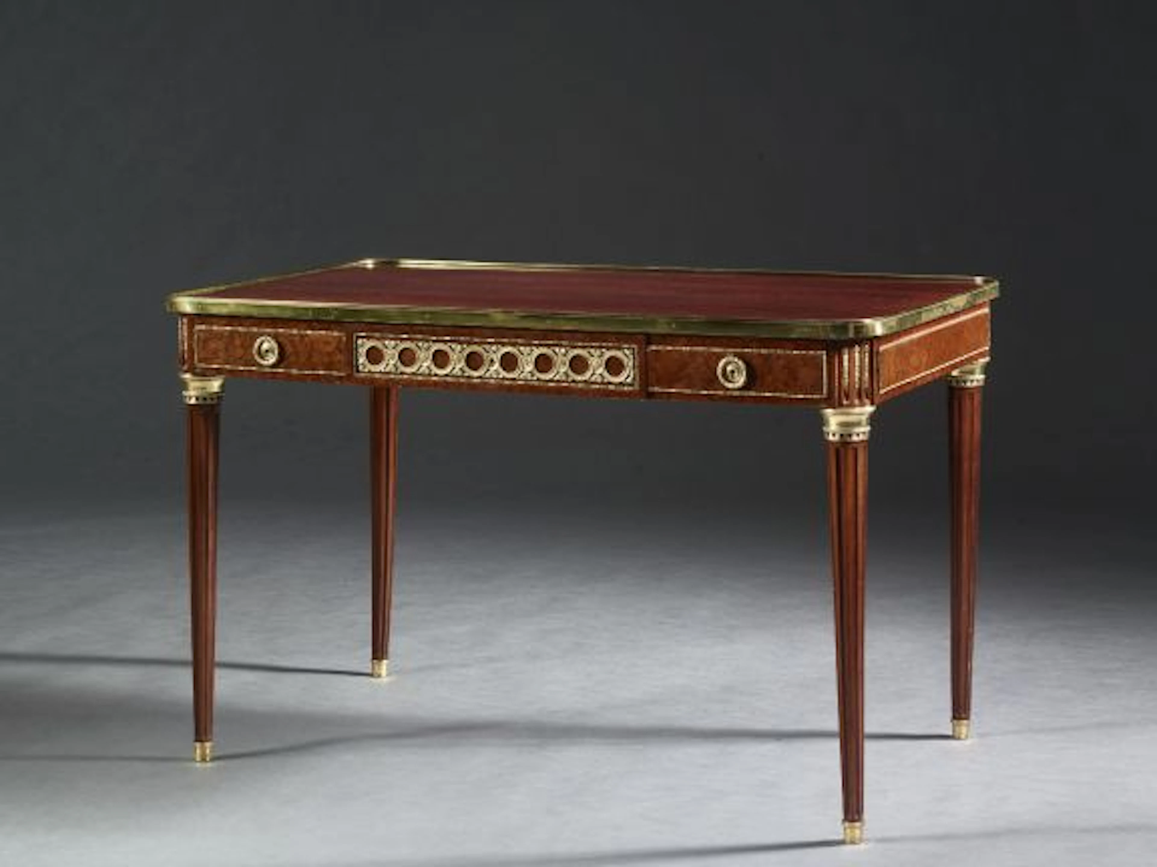 BUREAU PLAT DE STYLE LOUIS XVI Estampille de Henry Dasson