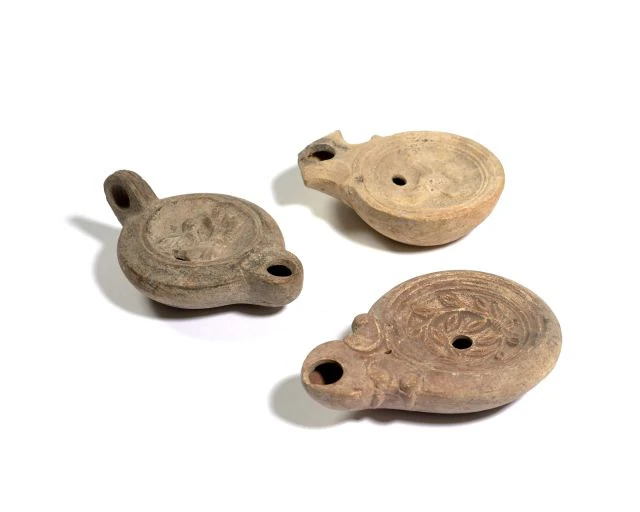 TROIS LAMPES À HUILE EN TERRE CUITE, ART ROMAIN, 1er-3e SIÈCLE