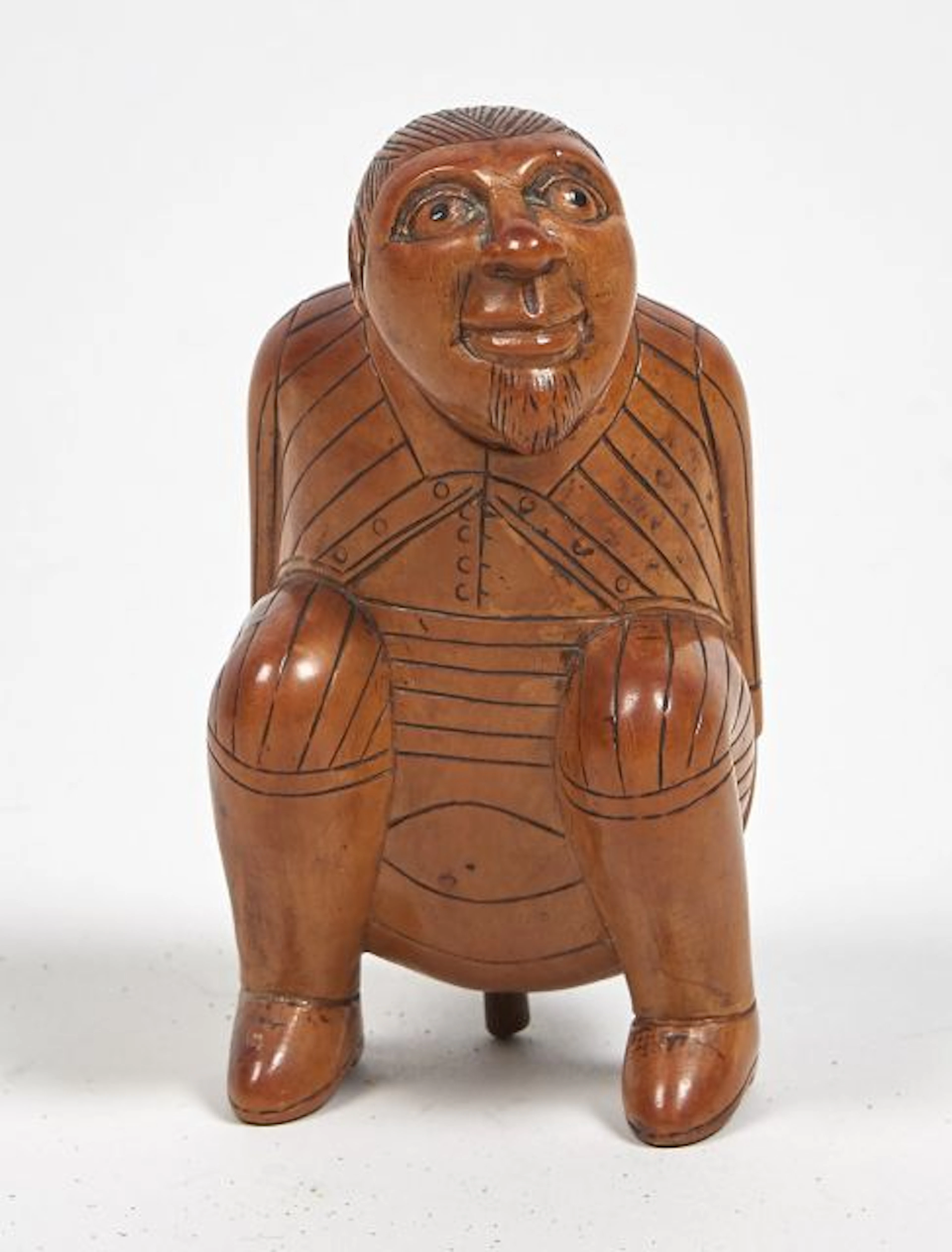 TABATIÈRE En bois sculptée et gravée en forme de "crotteux" les yeux