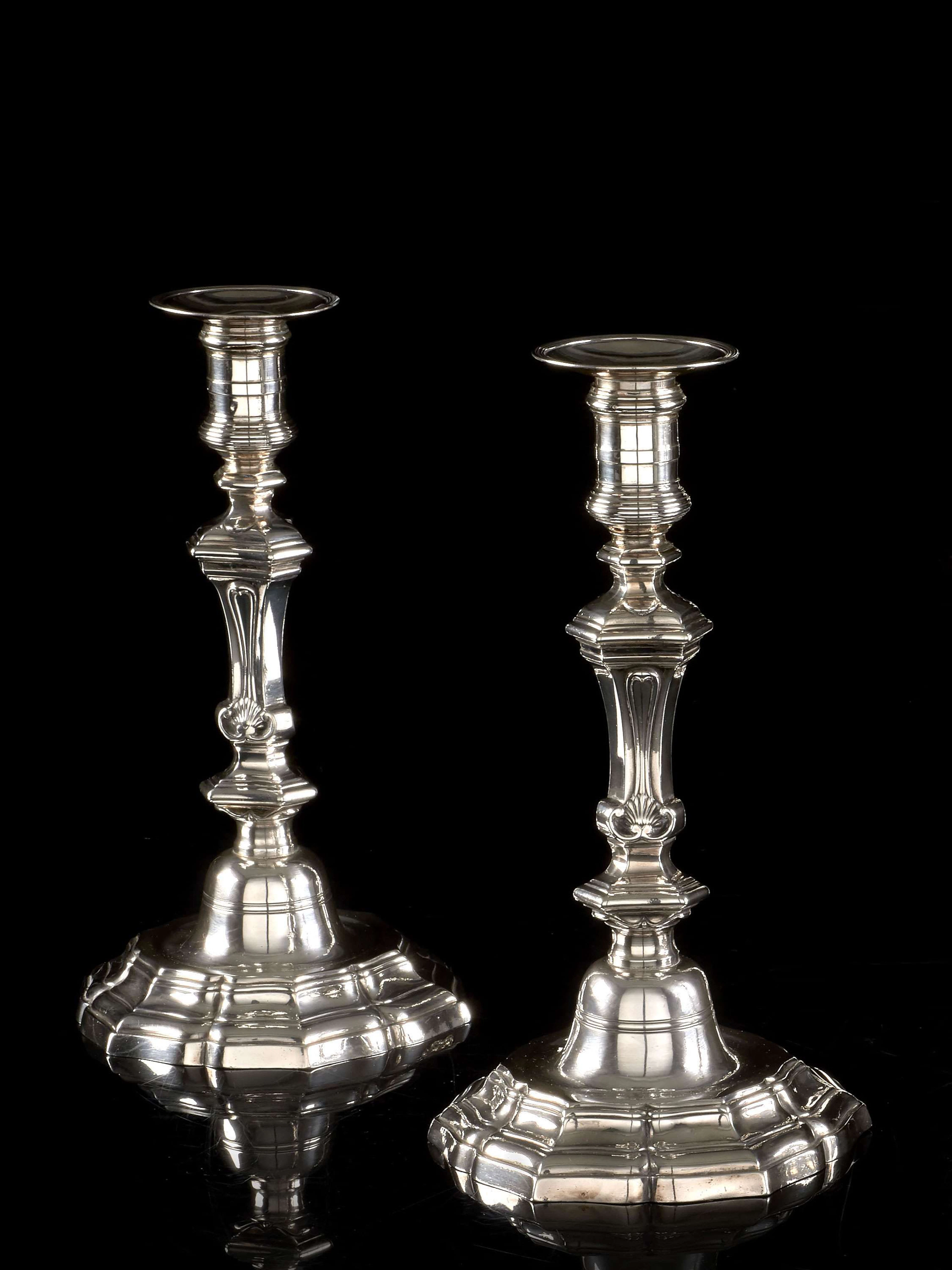PAIRE DE FLAMBEAUX ET DEUX BOBÈCHES EN ARGENT Maître...