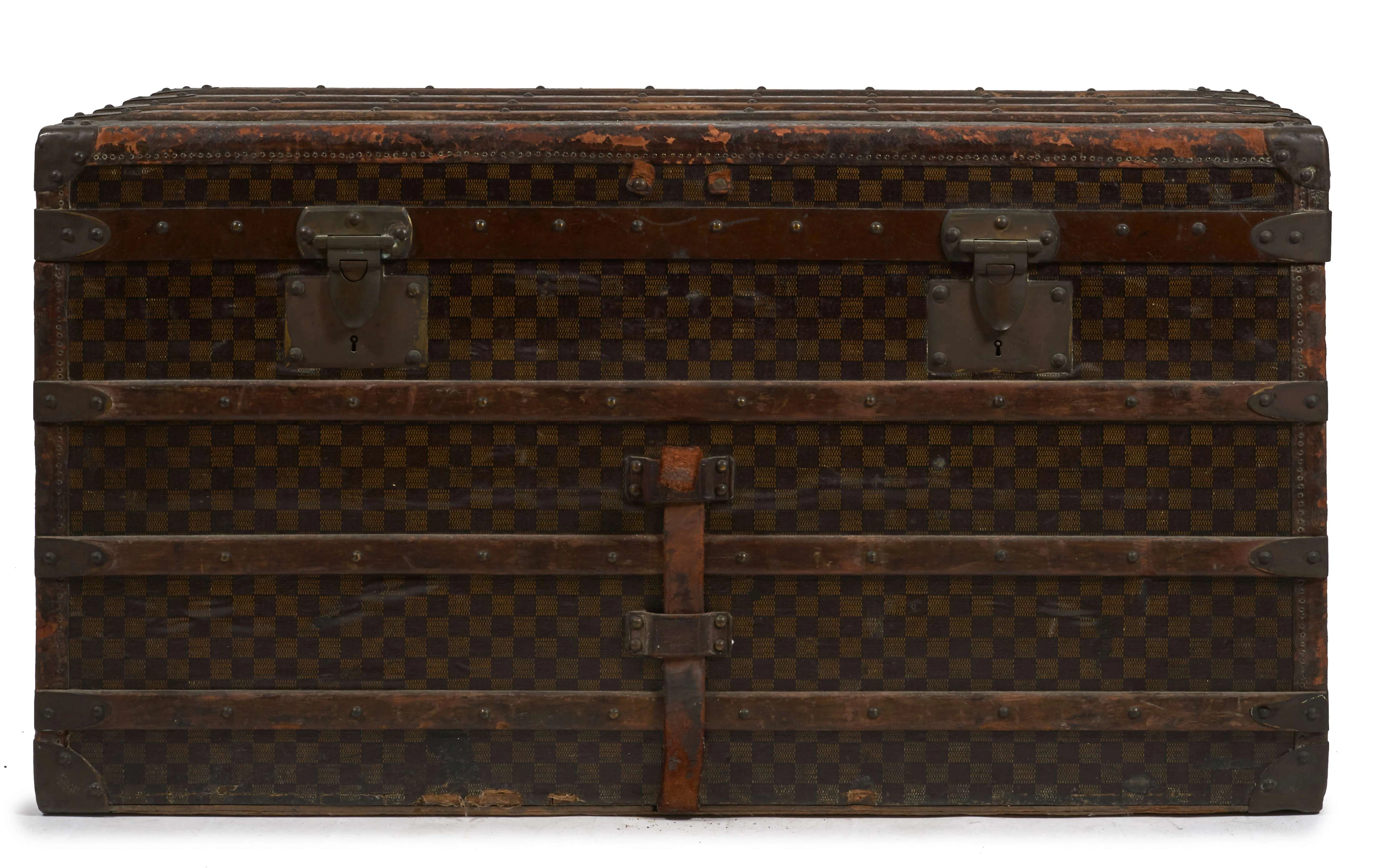 MOYNAT MALLE en toile figurant un damier au pochoir marquée "AD" sur les côtés