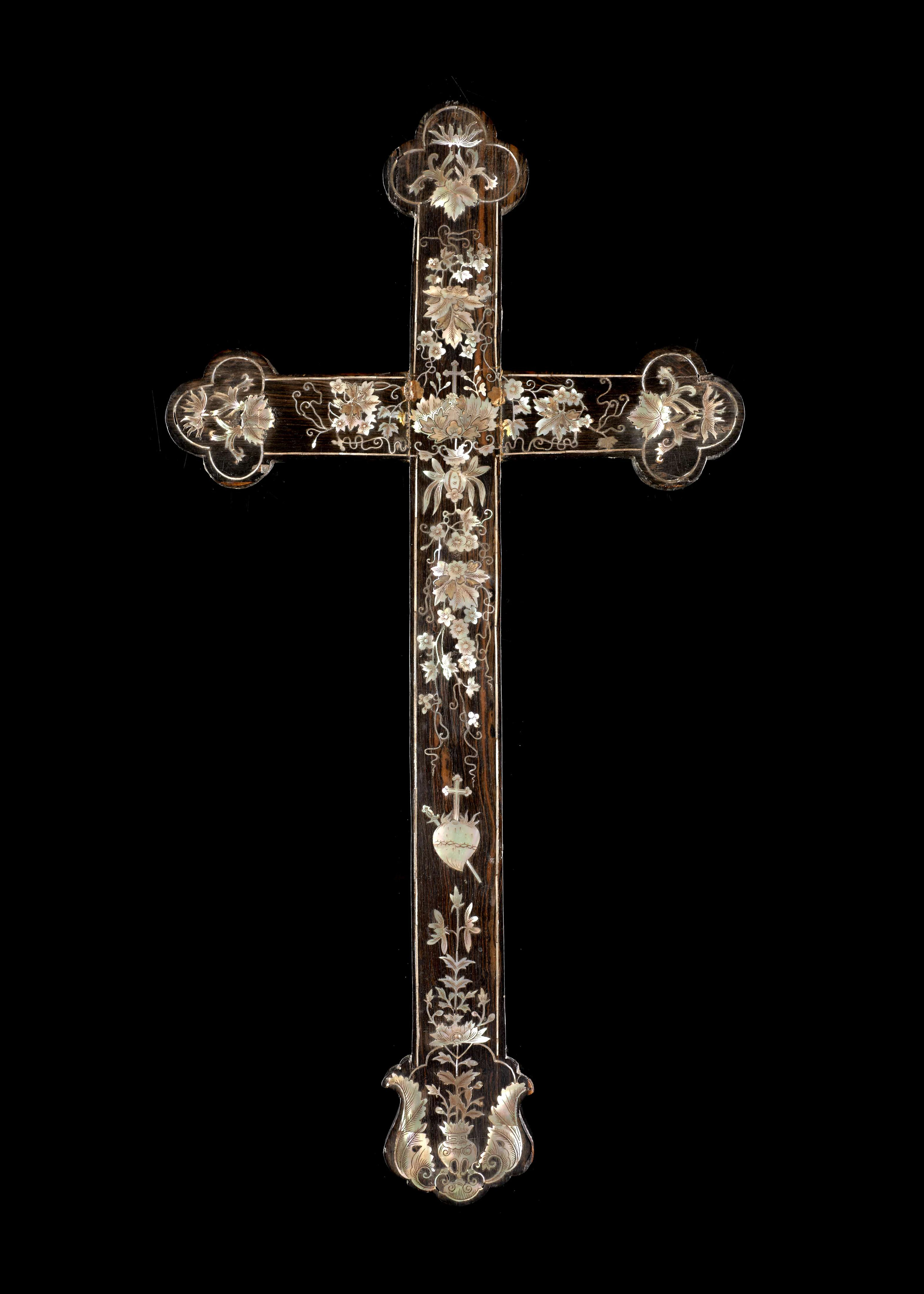 CROIX EN BOIS INCRUSTÉ DE NACRE, Tonkin, circa 1900