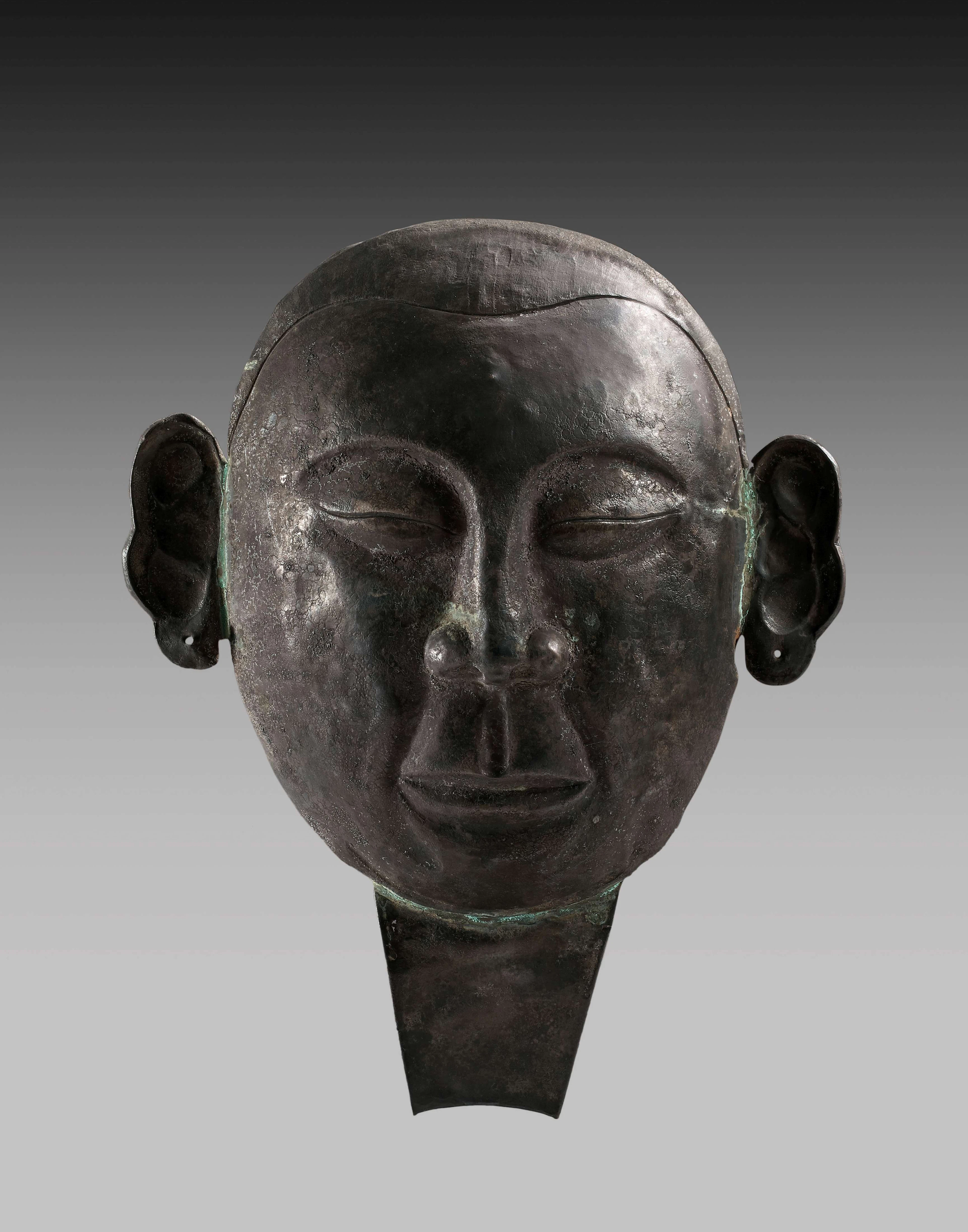 Chine, dynastie Liao (907-1125) Masque funéraire Cuivre argenté repoussé