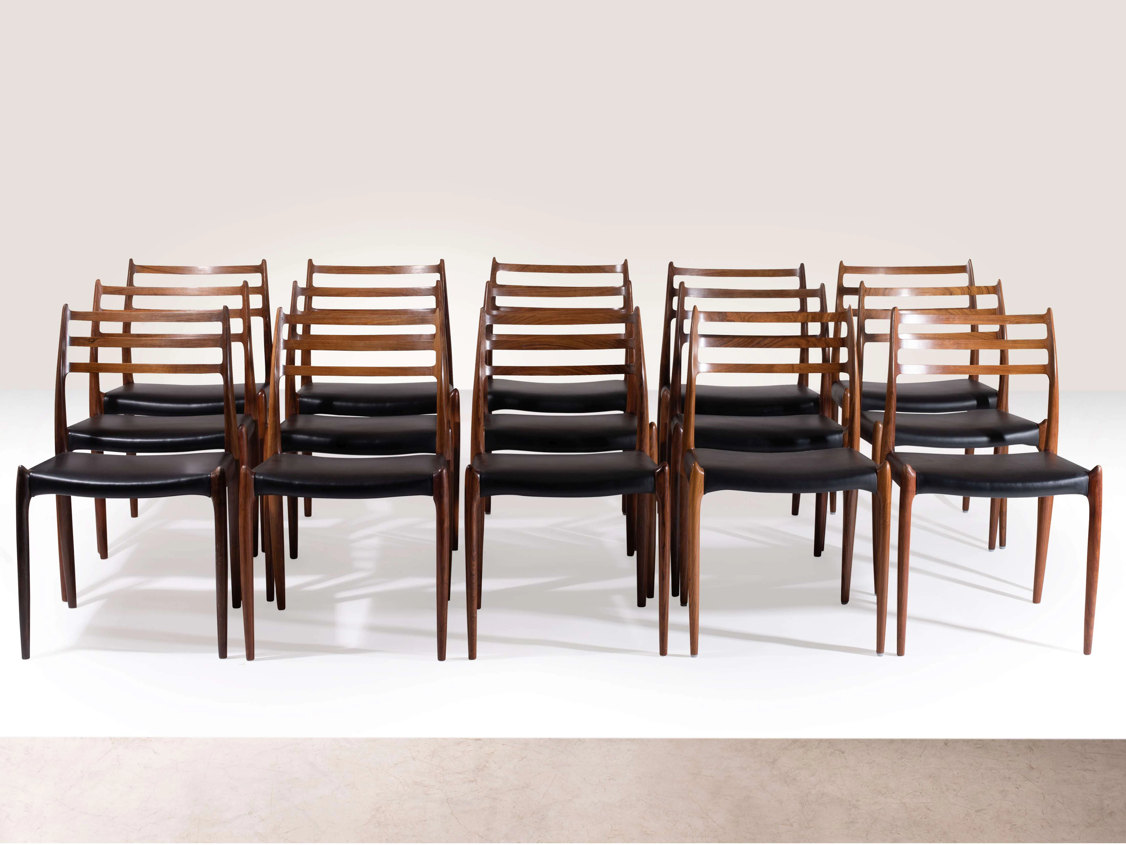 Niels Otto MØLLER 1920-1982 Suite de seize chaises et fauteuils mod