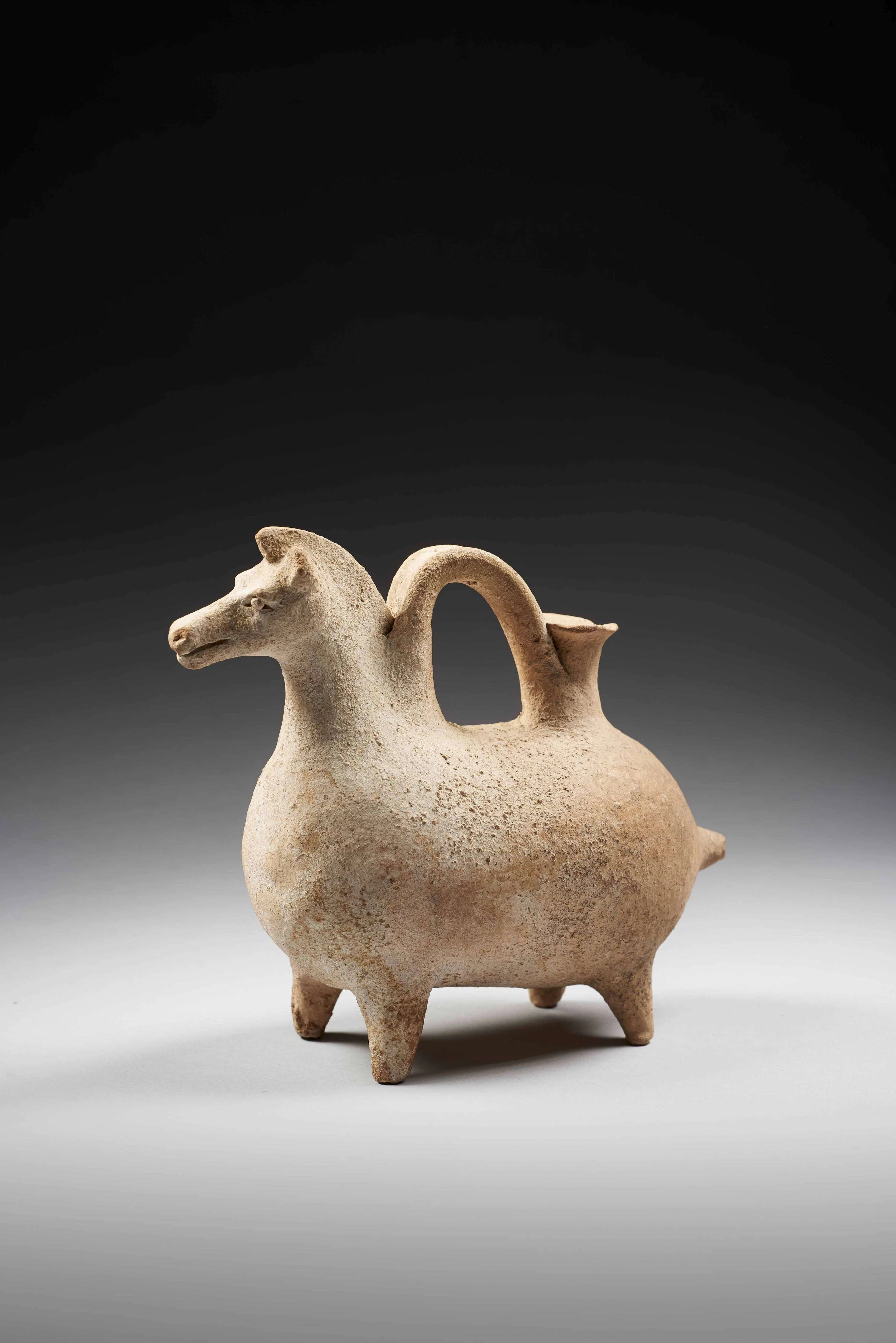 RHYTON ZOOMORPHE EN TERRE CUITE, ART PARTHE, VERS LE 2e SIÈCLE AV.J.C.