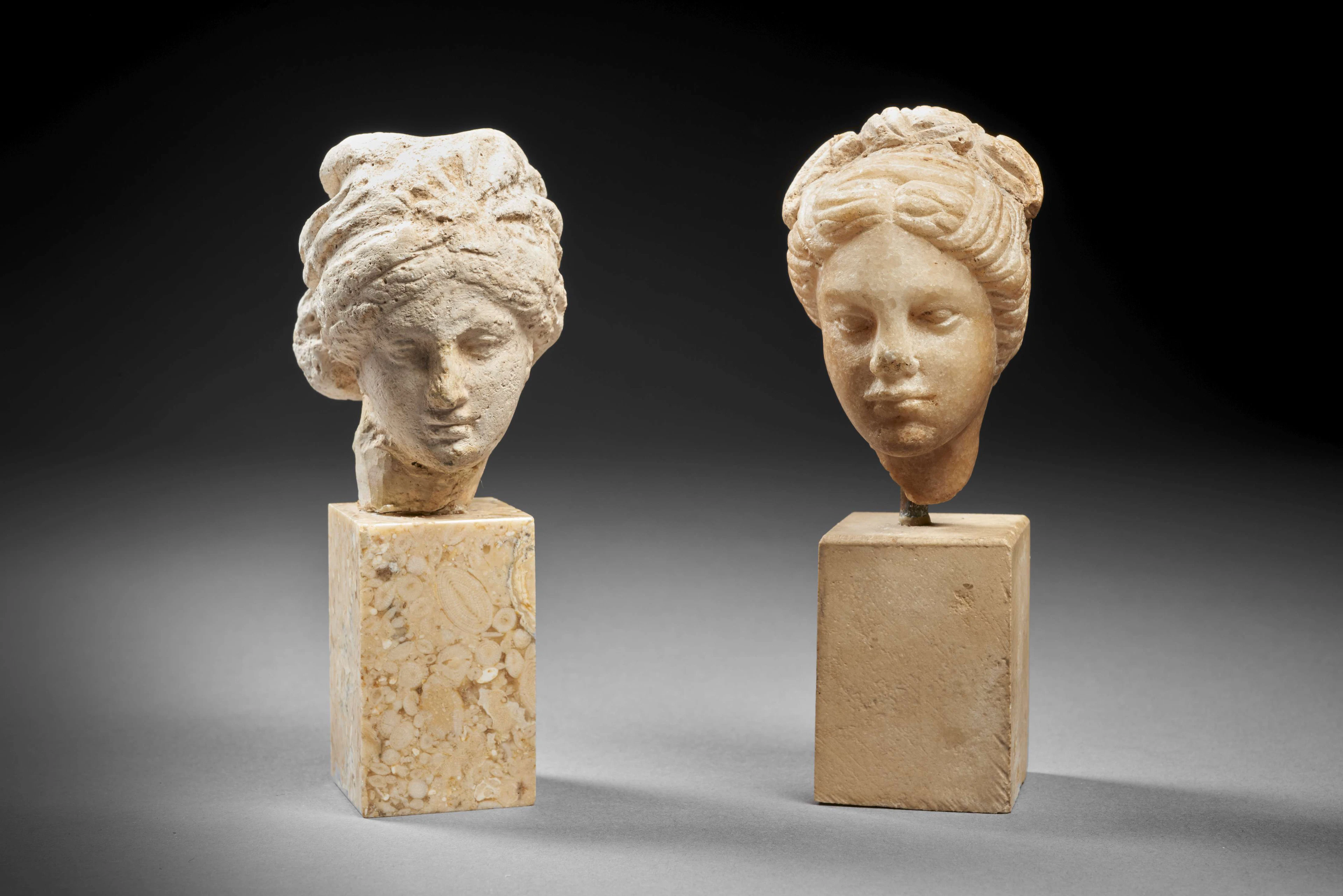 DEUX TÊTES FÉMININES, EN CALCAIRE ET EN MARBRE ART GRÉCO-ROMAIN D'ALEXANDRIE