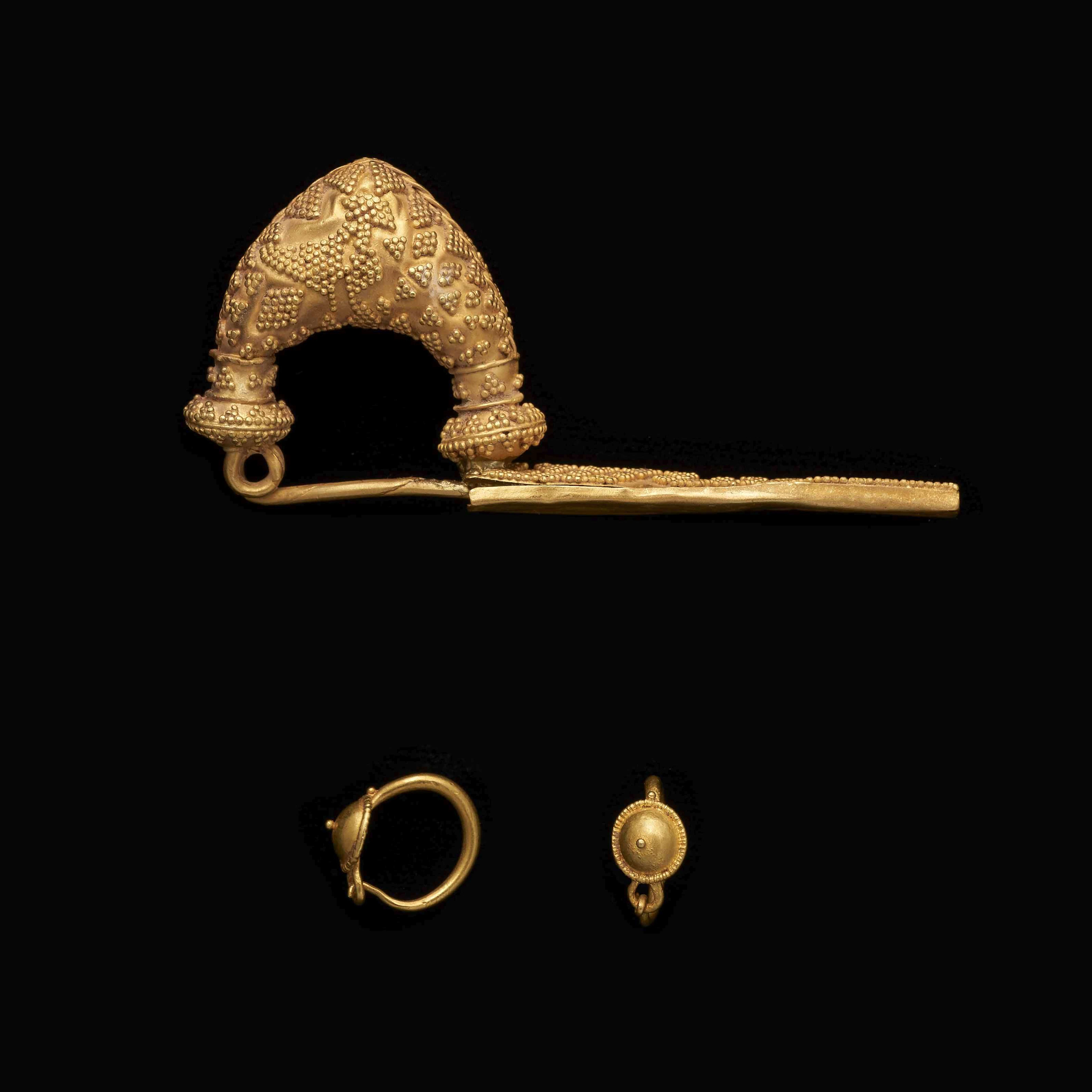 FIBULE ET PAIRE DE BOUCLES D'OREILLES EN OR, ART GREC, 5e SIÈCLE AV.J.C.
