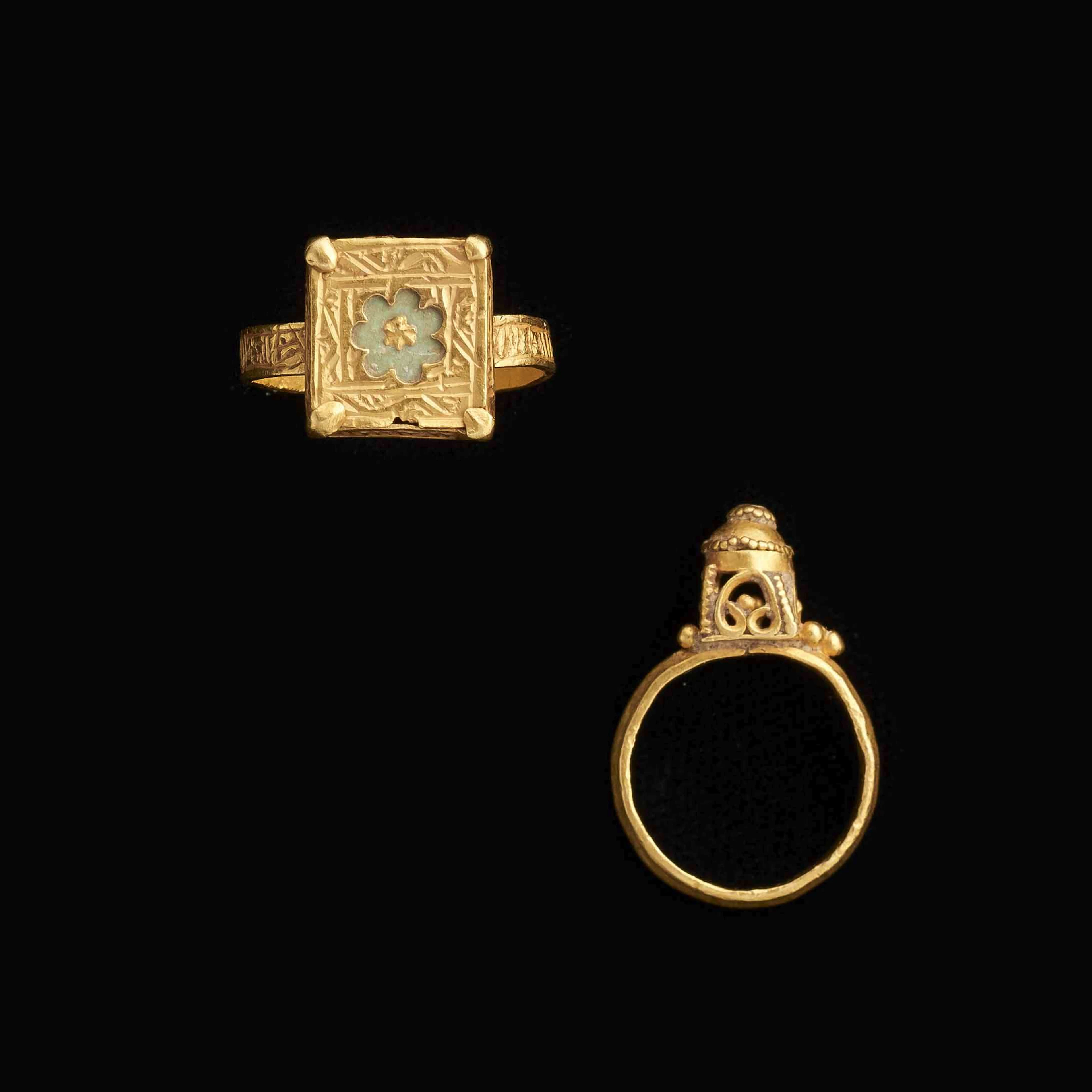 DEUX BAGUES EN OR, ART BYZANTIN ET FATIMIDE, VERS LE 12e SIÈCLE