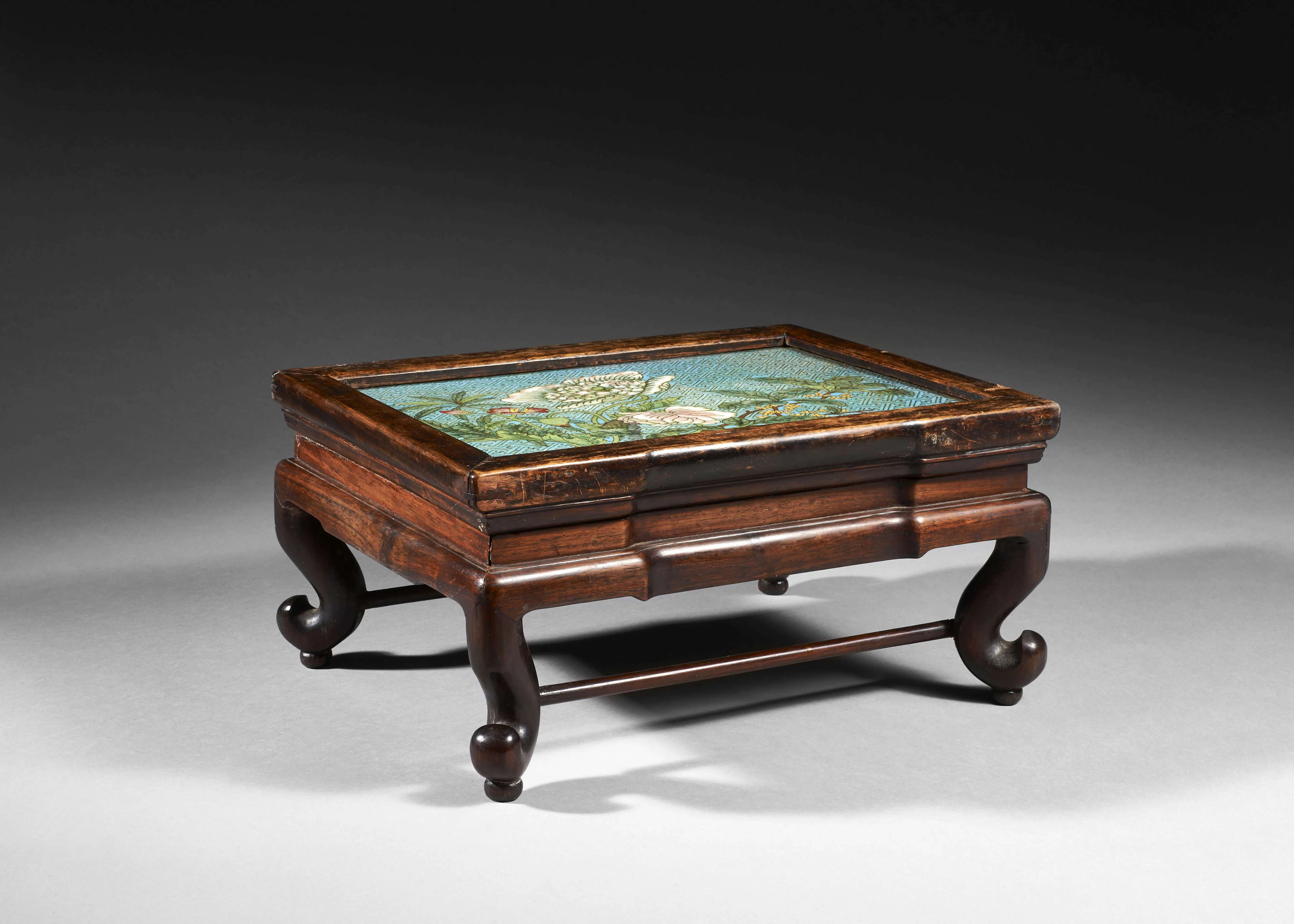 PETITE TABLE BASSE EN BRONZE ET ÉMAUX CLOISONNÉS ET BOIS