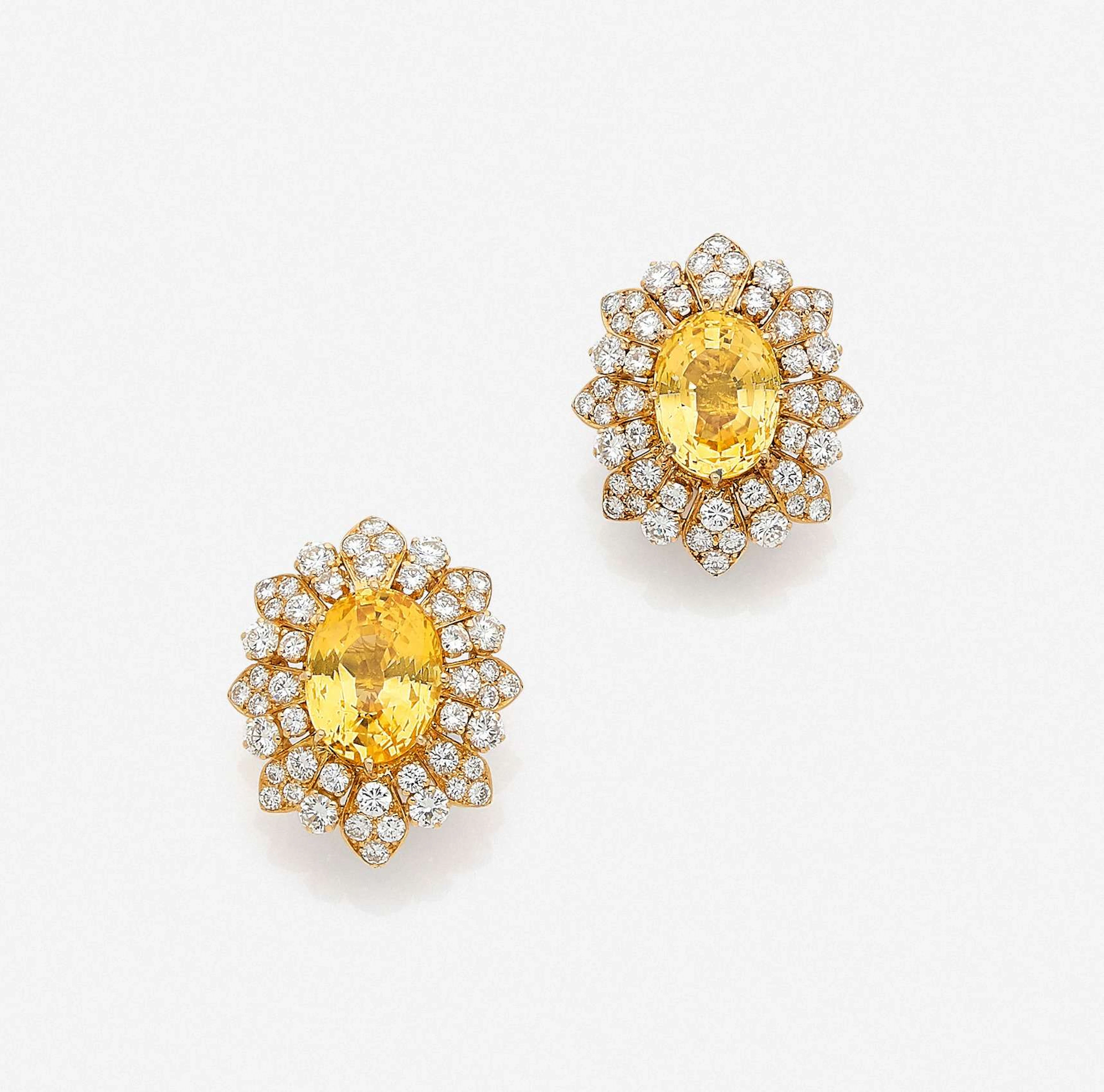 VAN CLEEF & ARPELS Paire de clips d'oreilles stylisés en fleurs