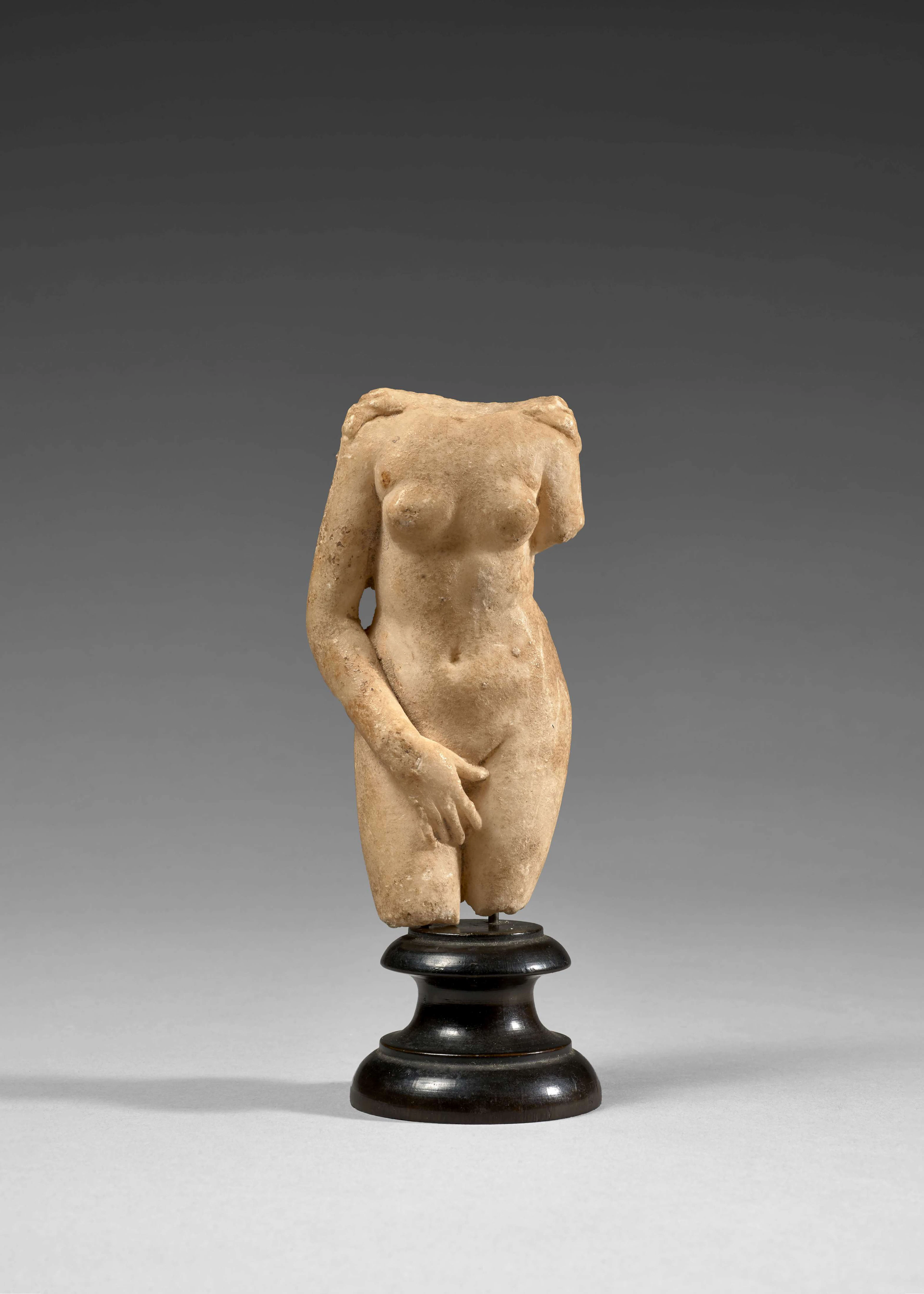 ART GRÉCO-ROMAIN, VERS LE 1er SIECLE Statuette de Vénus anadyomène en marbre