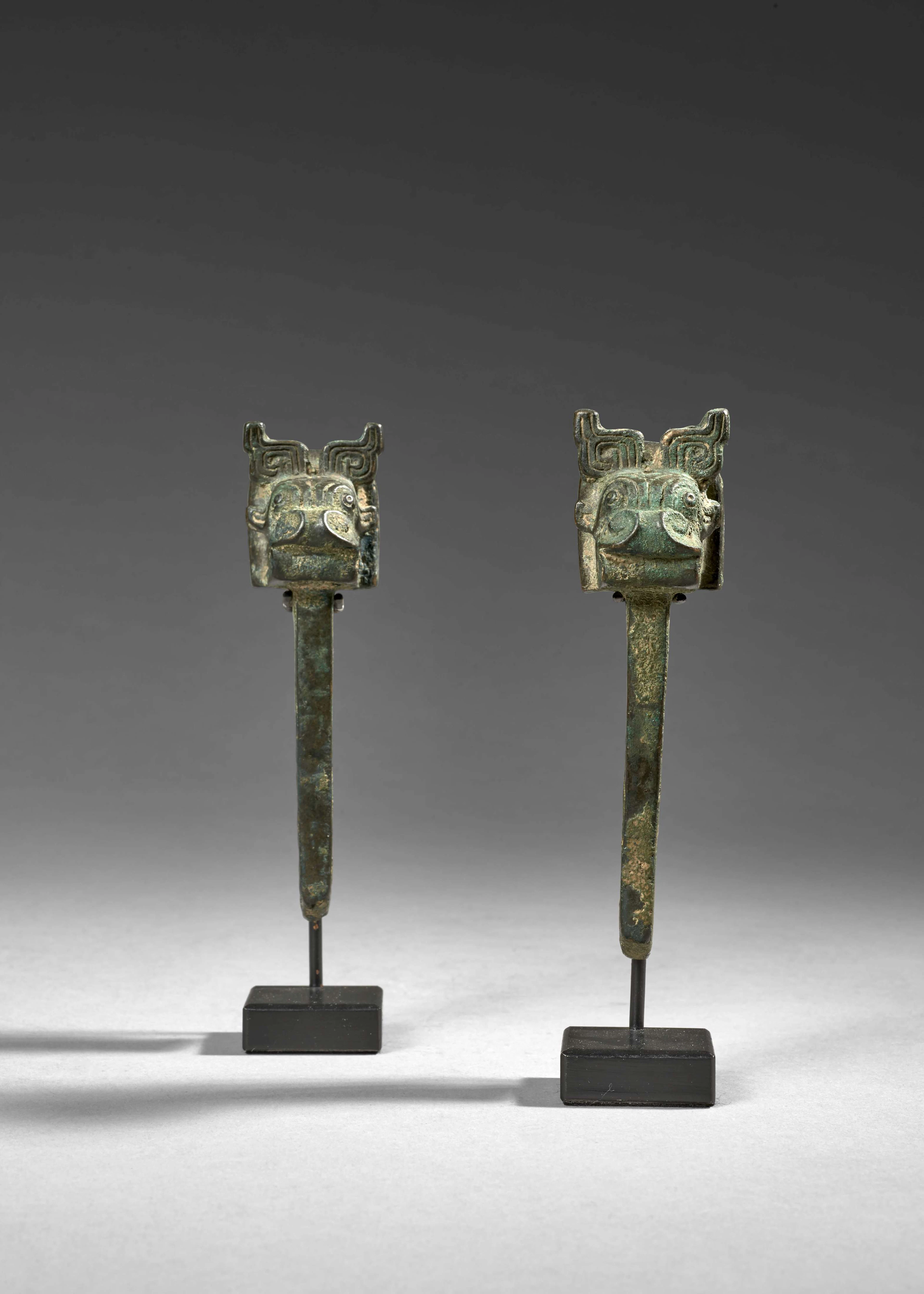 PAIRE DE FIXATIONS EN BRONZE, Chine, dynastie Zhou (1027-770 av. J.C.)