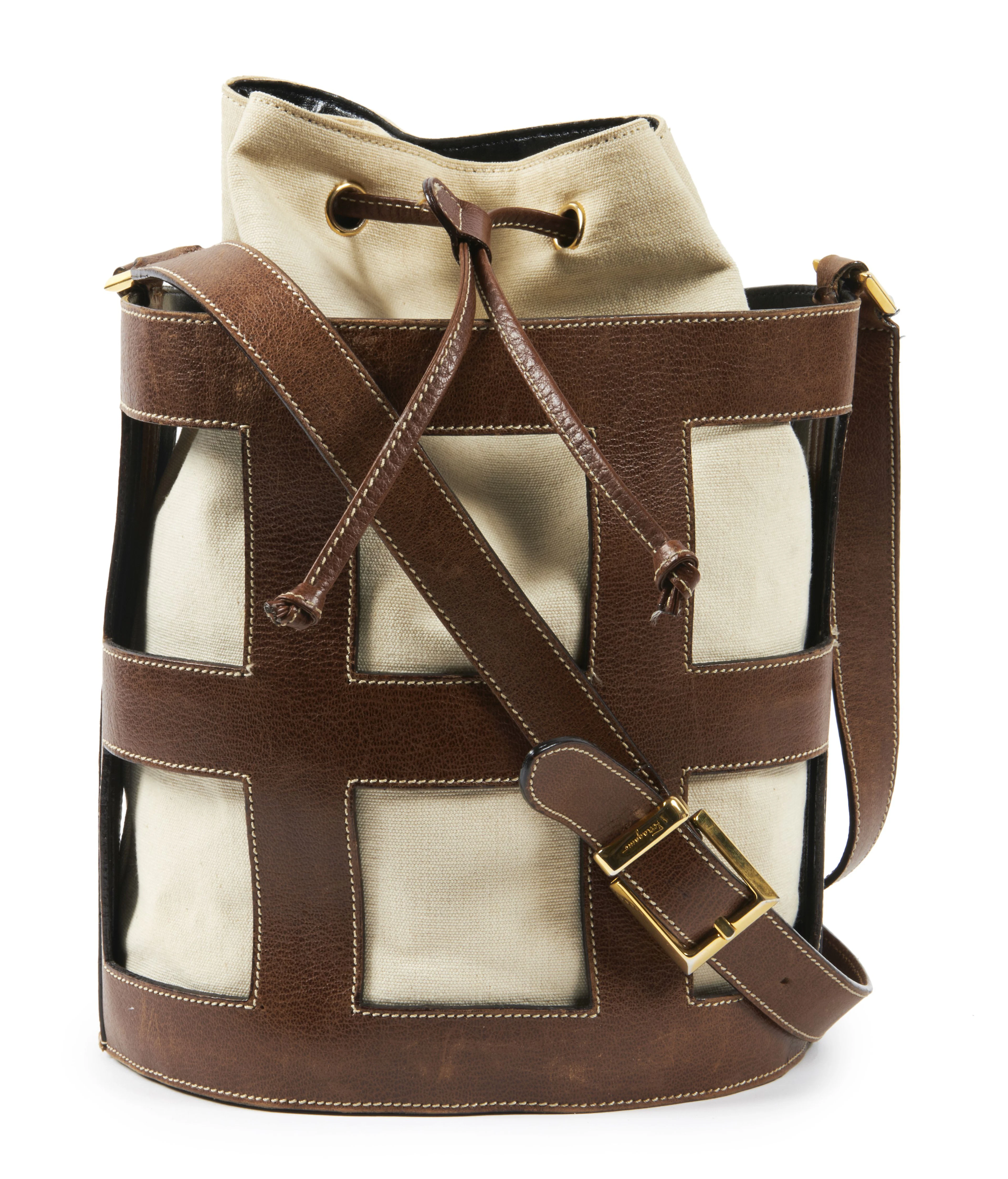 SALVATORE FERRAGAMO SAC seau en toile beige et cuir noisette ajouré