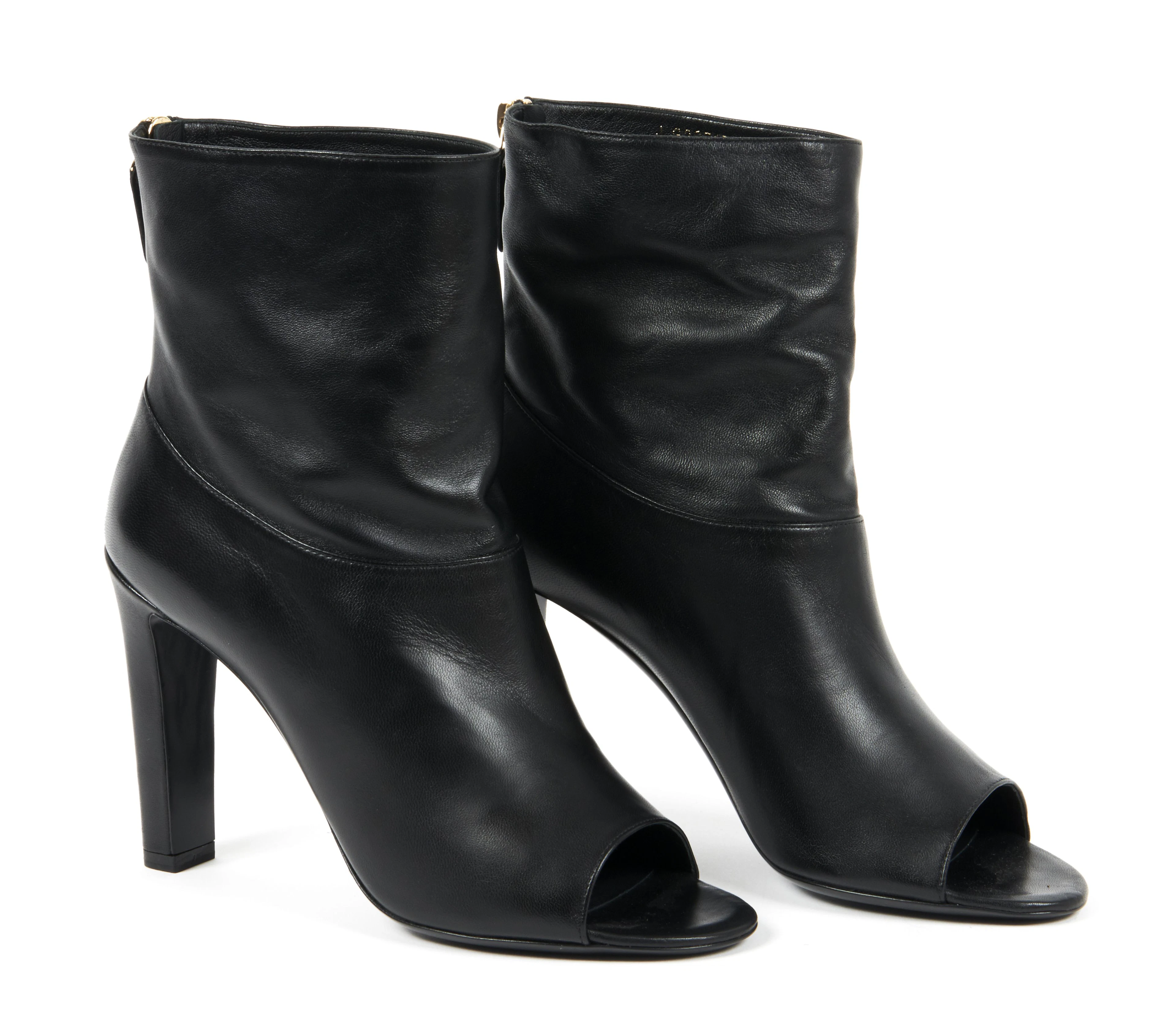 CHANEL PAIRE DE BOTTINES à talons en cuir noir