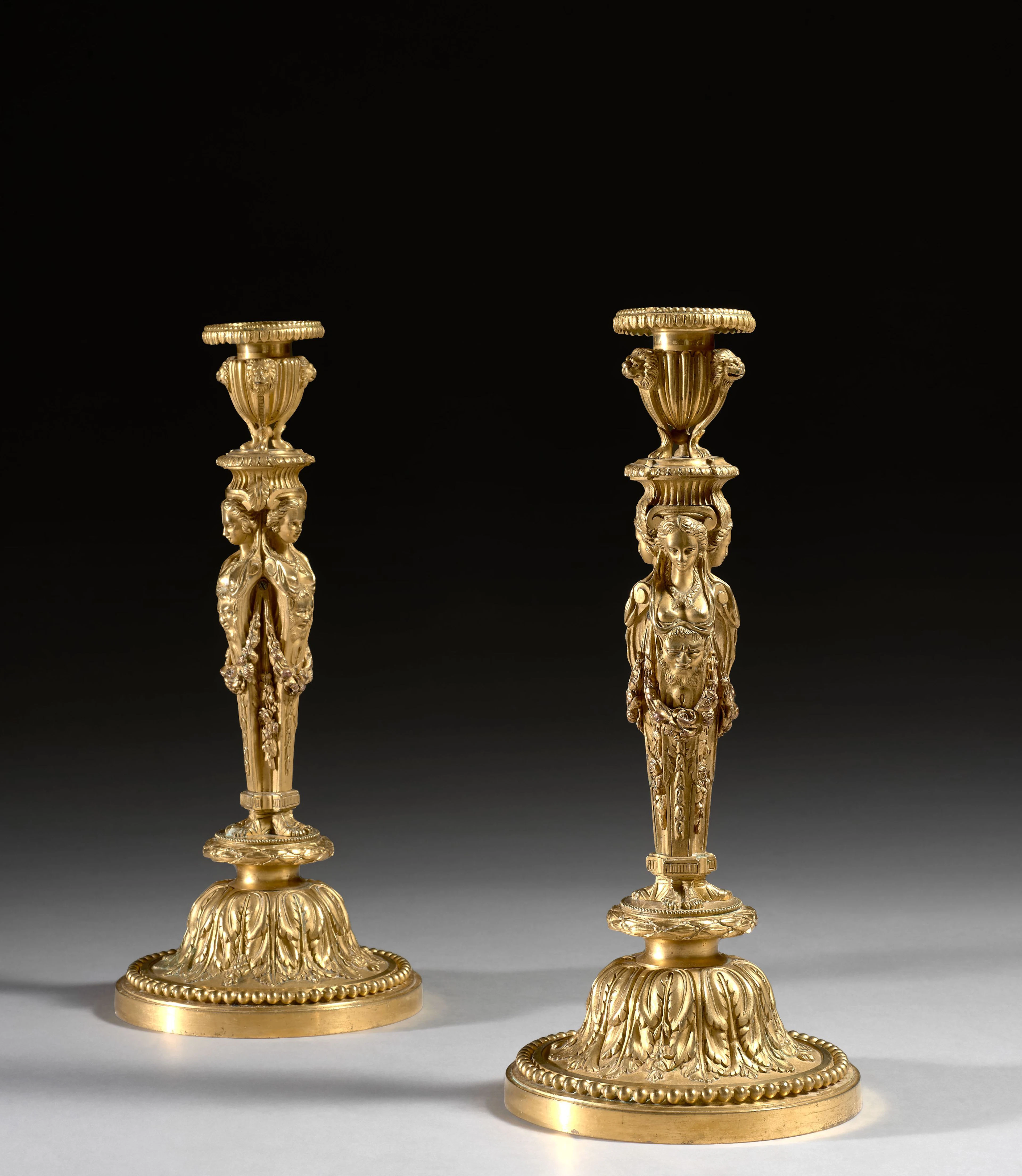 PAIRE DE FLAMBEAUX DE STYLE LOUIS XVI D'après le modèle...