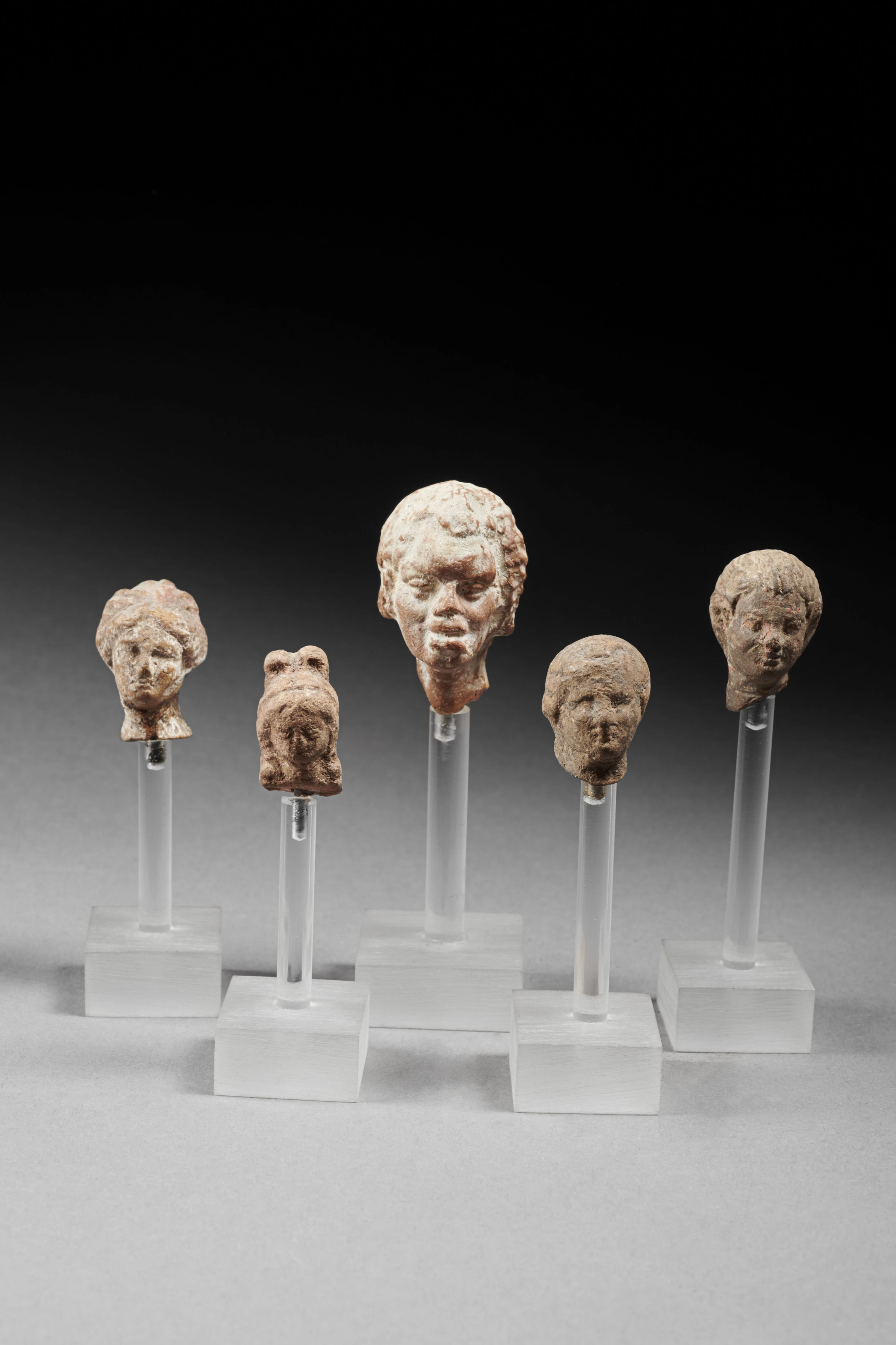 CINQ TÊTES MINIATURES EN TERRE CUITE Époque gréco-romaine