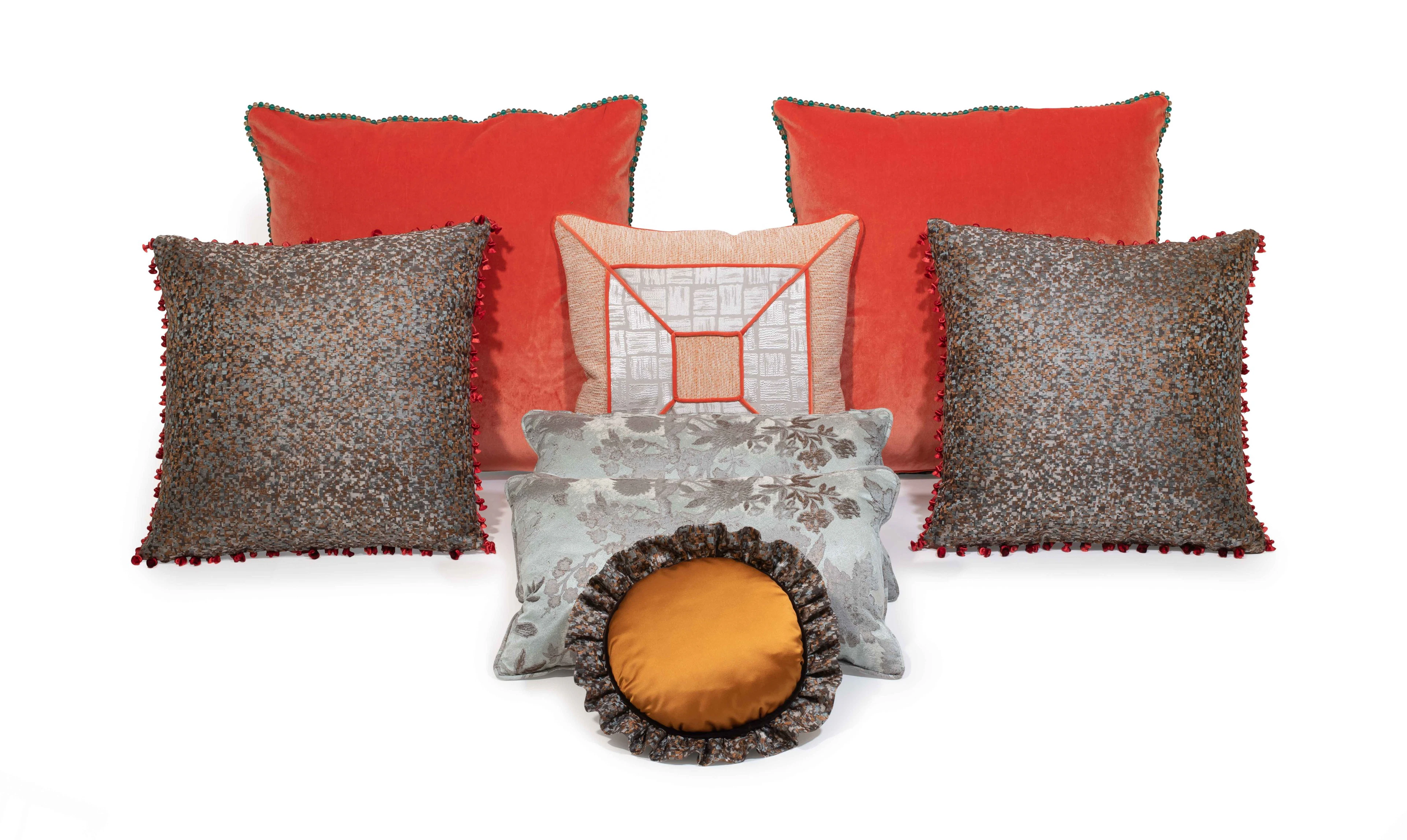 ENSEMBLE DE HUIT COUSSINS