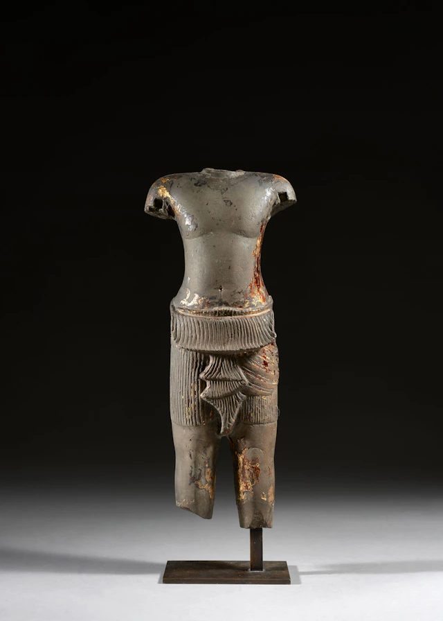 TORSE EN GRÈS SCULPTÉ, Cambodge, Art Khmer, style Angkor Vat, XIIe siècle