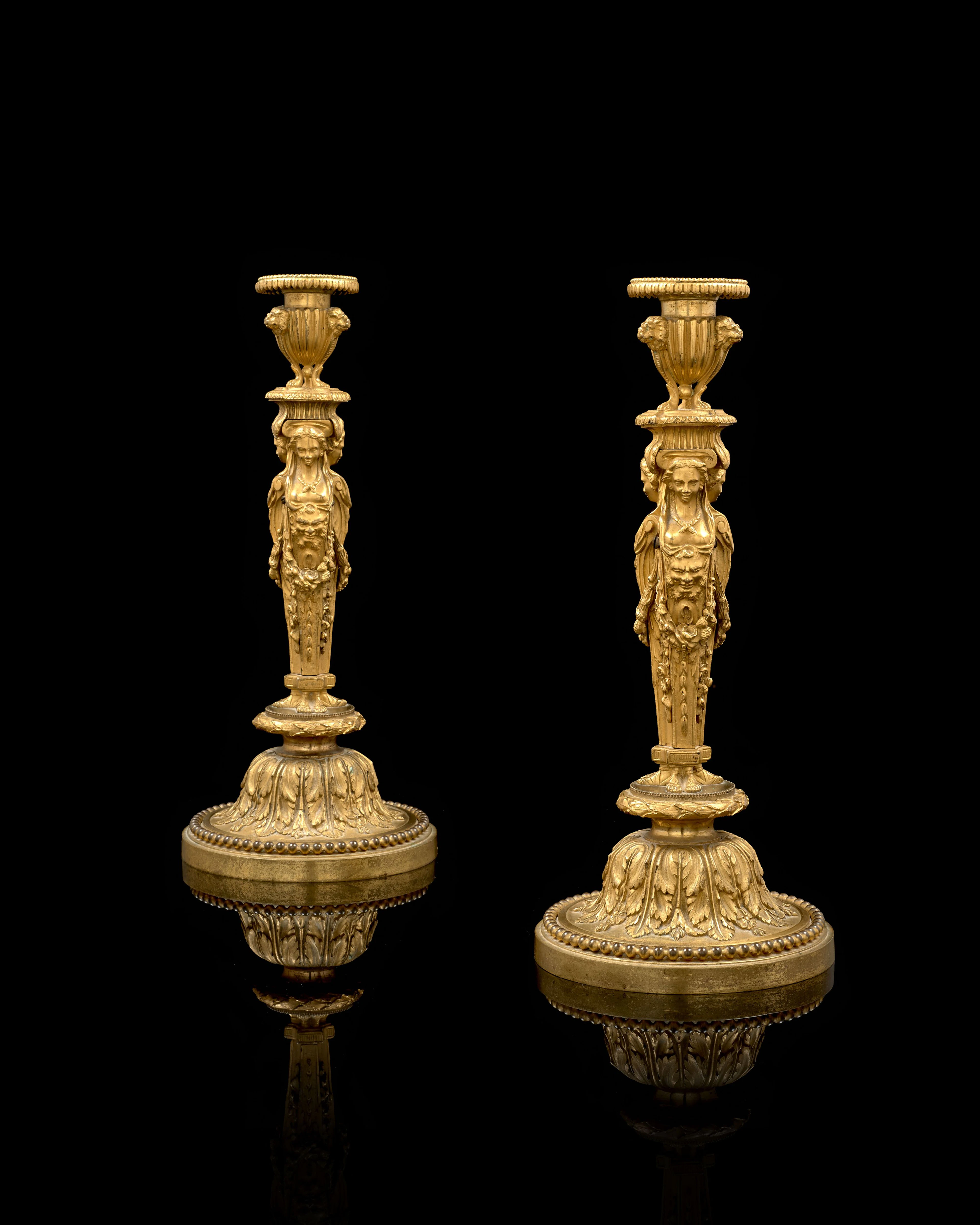 PAIRE DE FLAMBEAUX DE STYLE LOUIS XVI D'après un modèle...