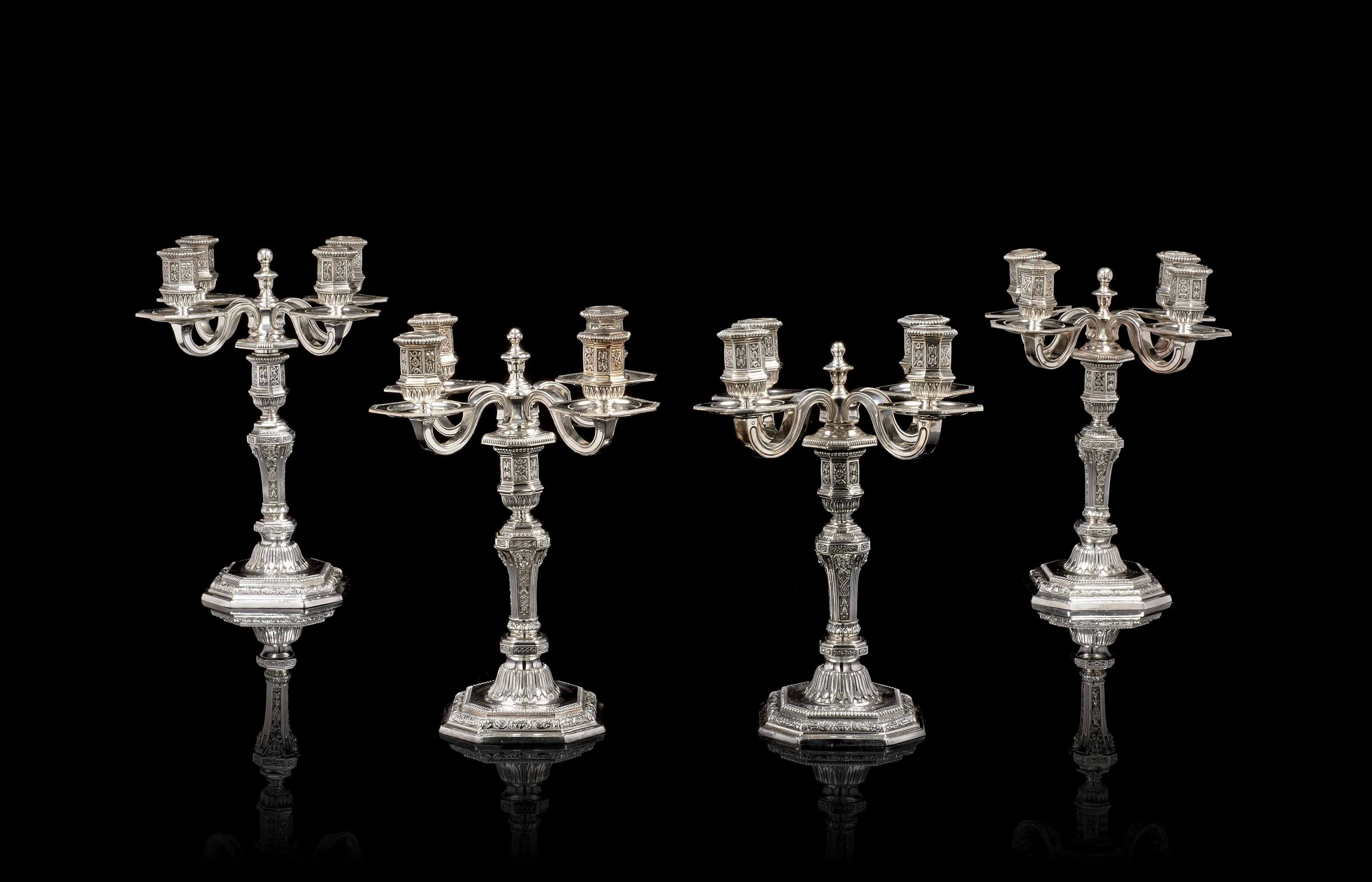SUITE DE QUATRE CANDÉLABRES À QUATRE LUMIÈRES EN MÉTAL ARGENTÉ Par Christofle