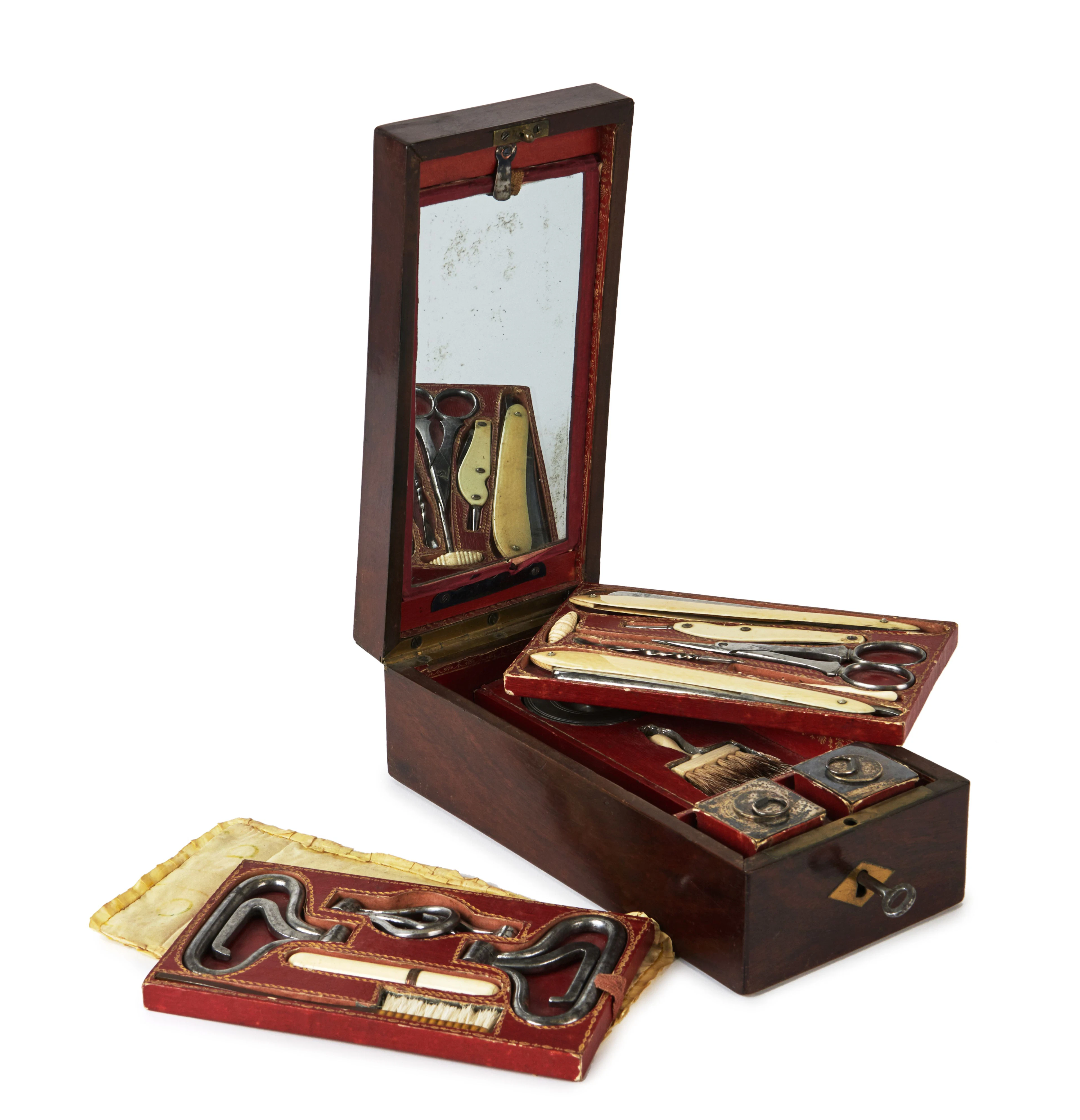* COFFRET-NECCESSAIRE DE TOILETTE DE VOYAGE