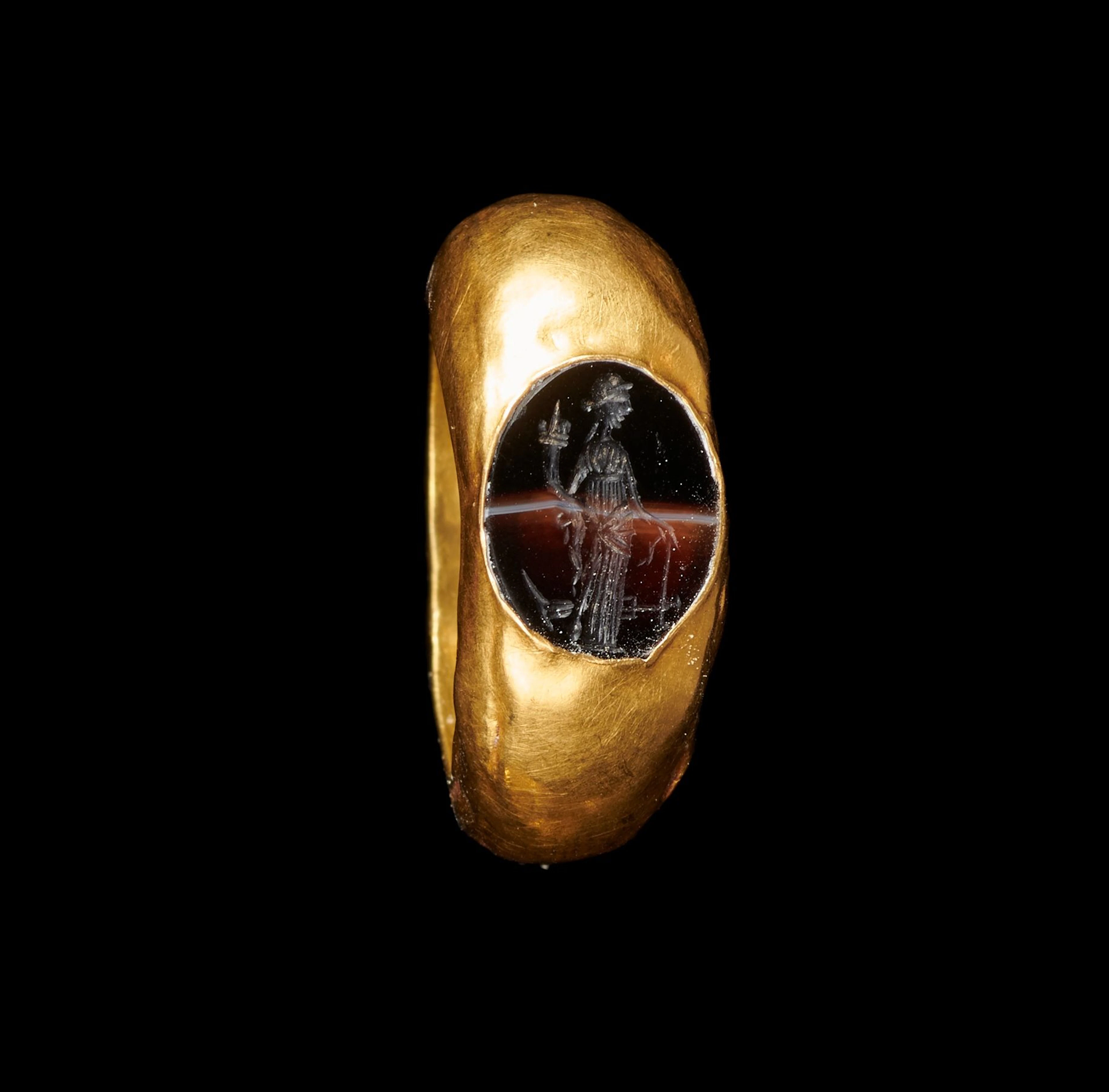 BAGUE EN OR ET INTAILLE EN SARDONYX Art romain, vers le 1er-3e siècle