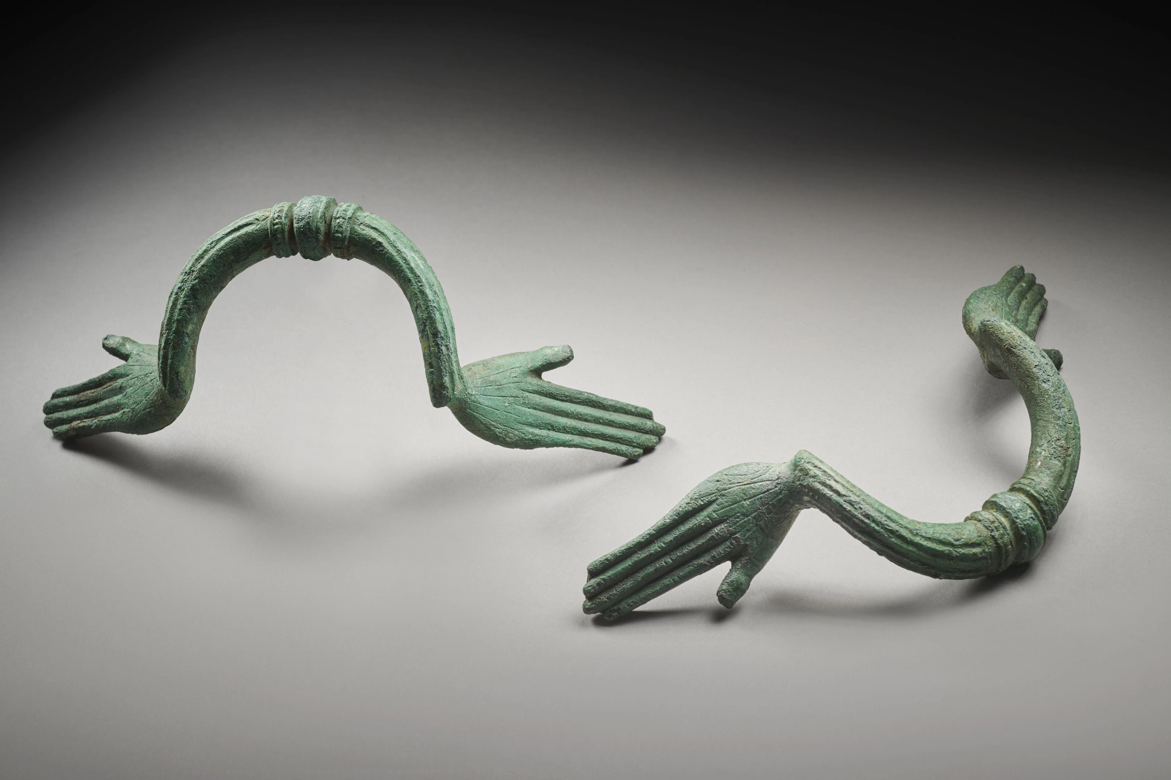 PAIRE D'ANSES DE STAMNOS EN BRONZE Art étrusque, 5e-4e siècle av.J.C.