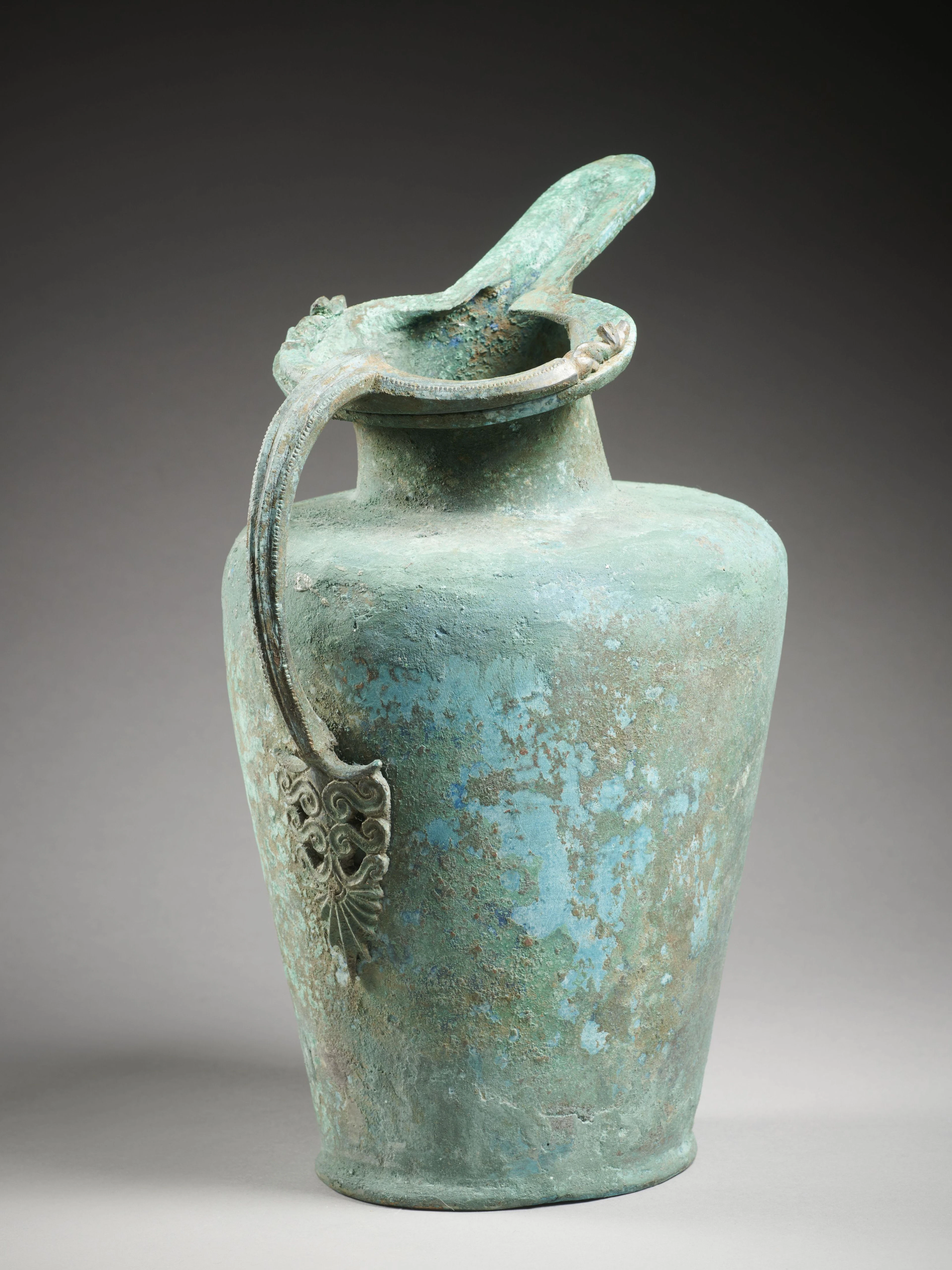 ŒNOCHOÉ EN BRONZE DE TYPE SCHNABELKANNE Art étrusque, 6e-5e siècle av.J.C.