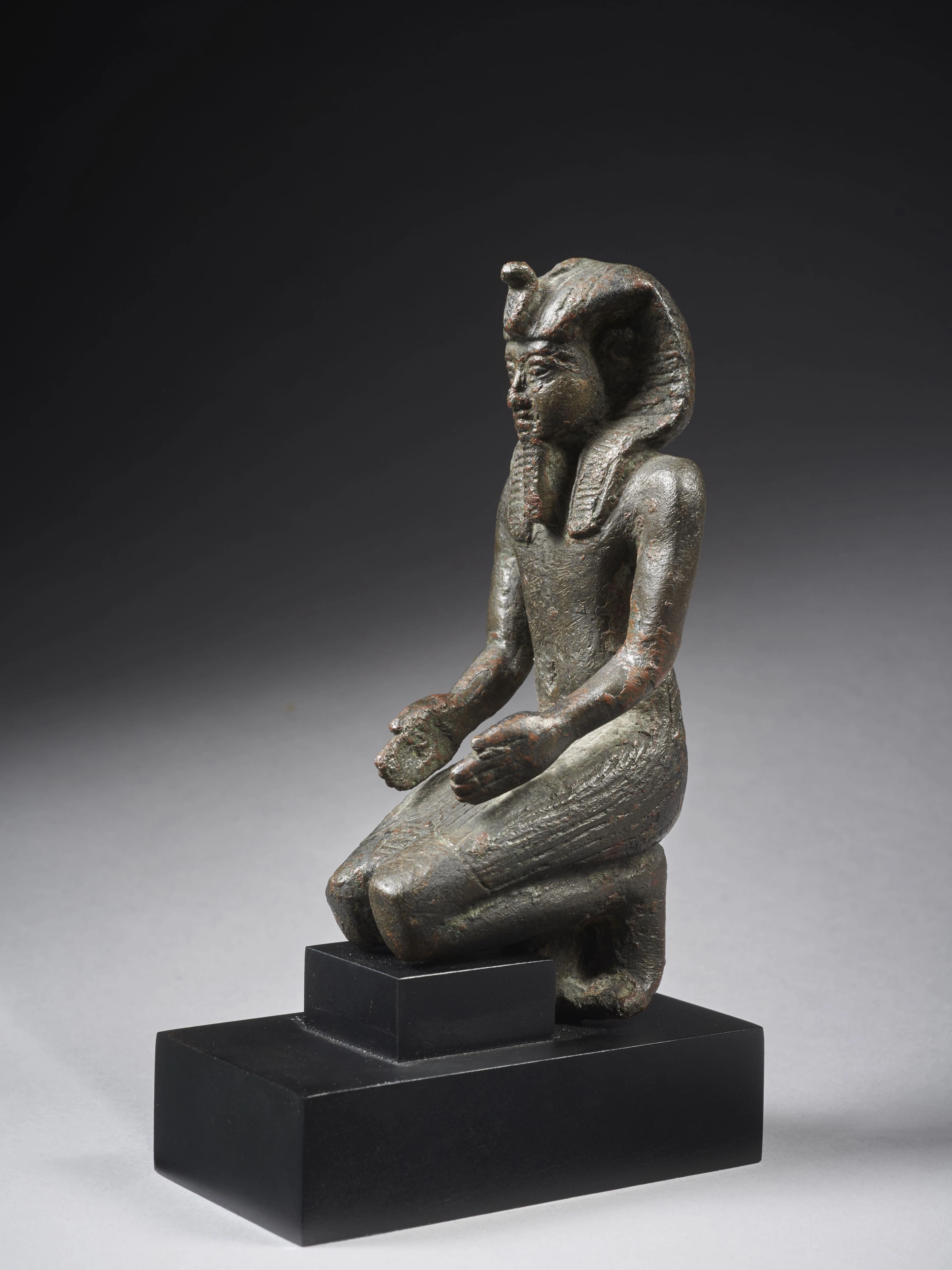 PHARAON AGENOUILLÉ EN BRONZE Art égyptien