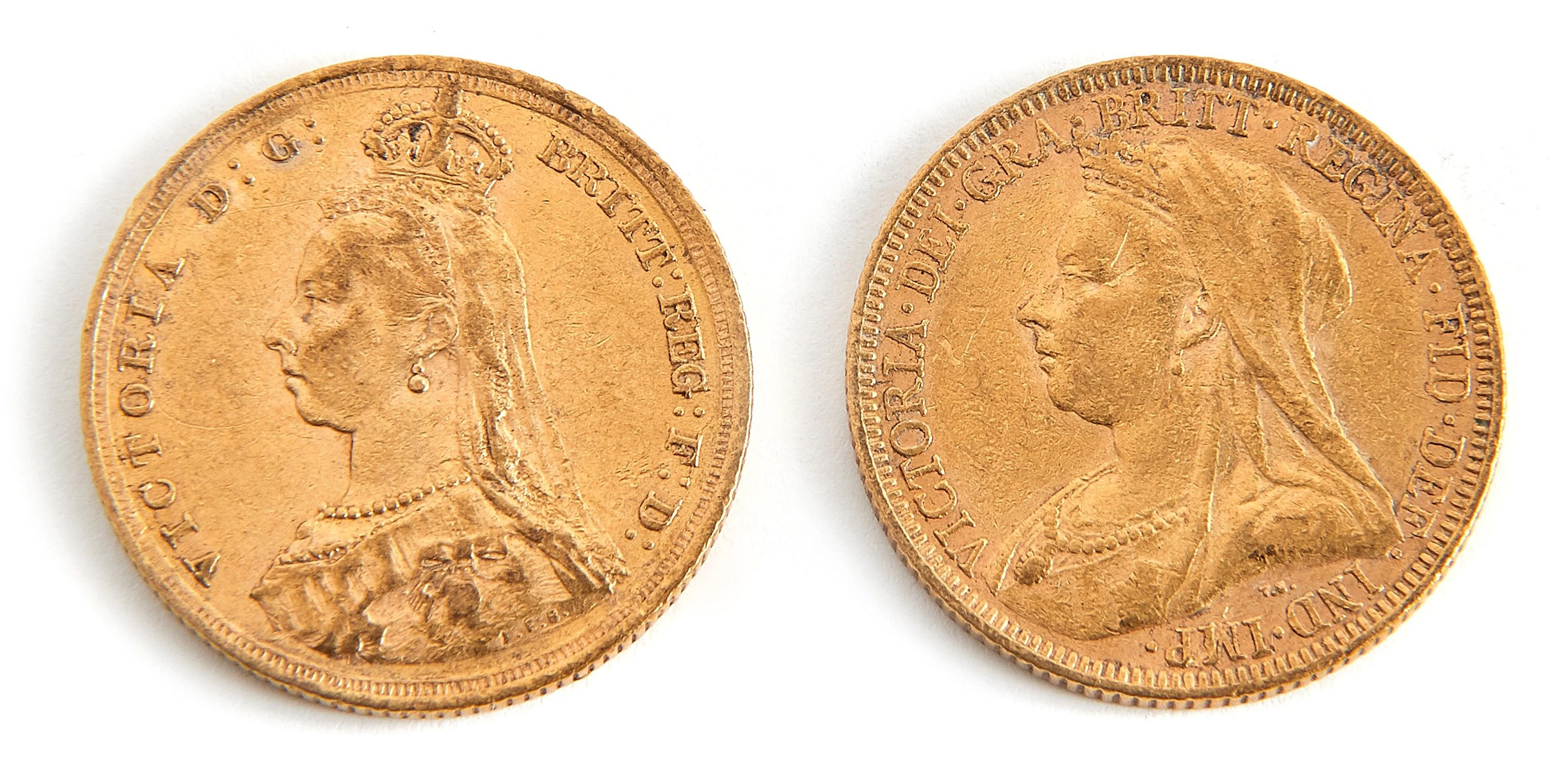 5 SOUVERAINS OR Types : Victoria Reine (x1) et Victoria Veuve (x4)