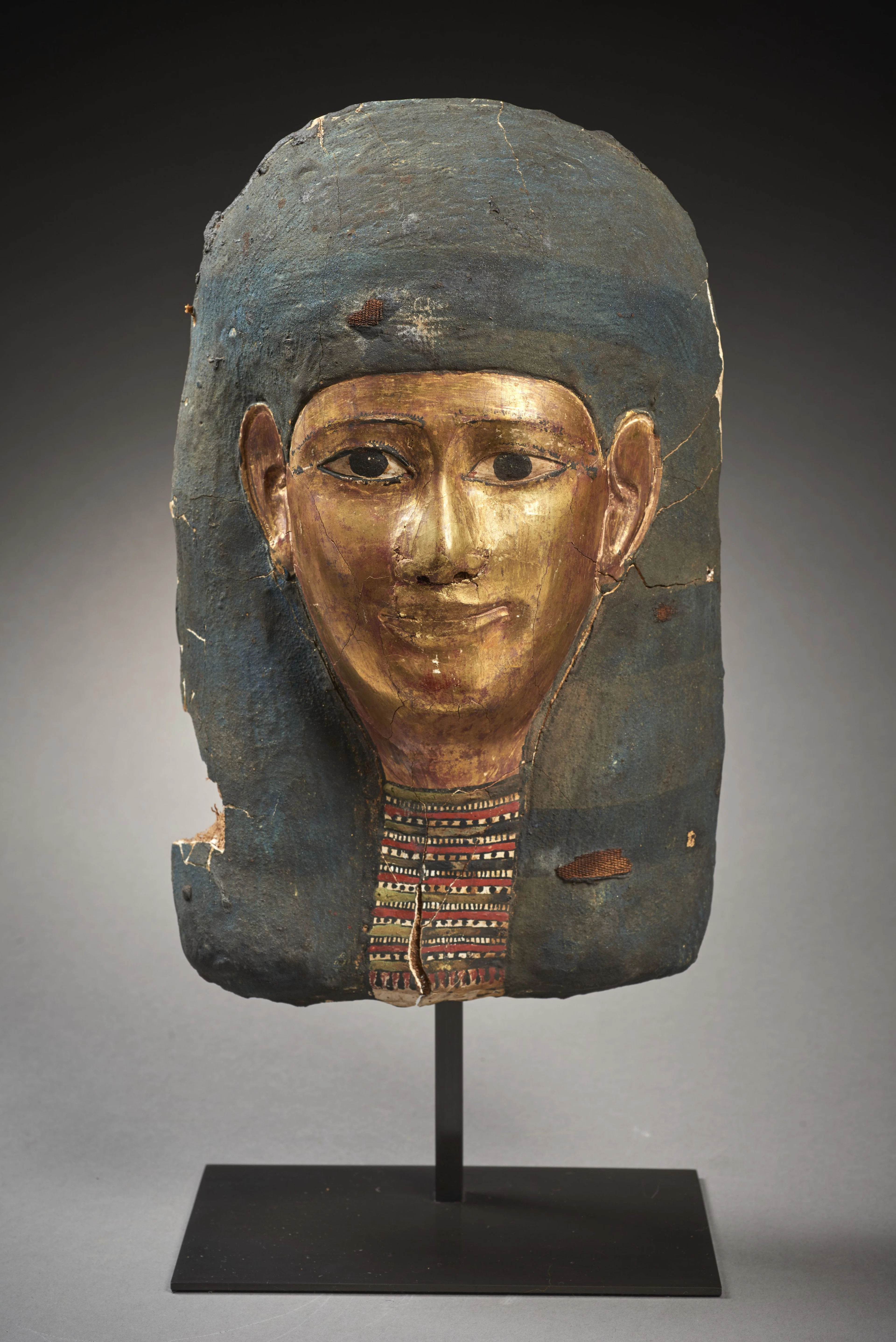 MASQUE DE MOMIE EN TOILE STUQUÉE POLYCHROME ET DORÉE Art égyptien