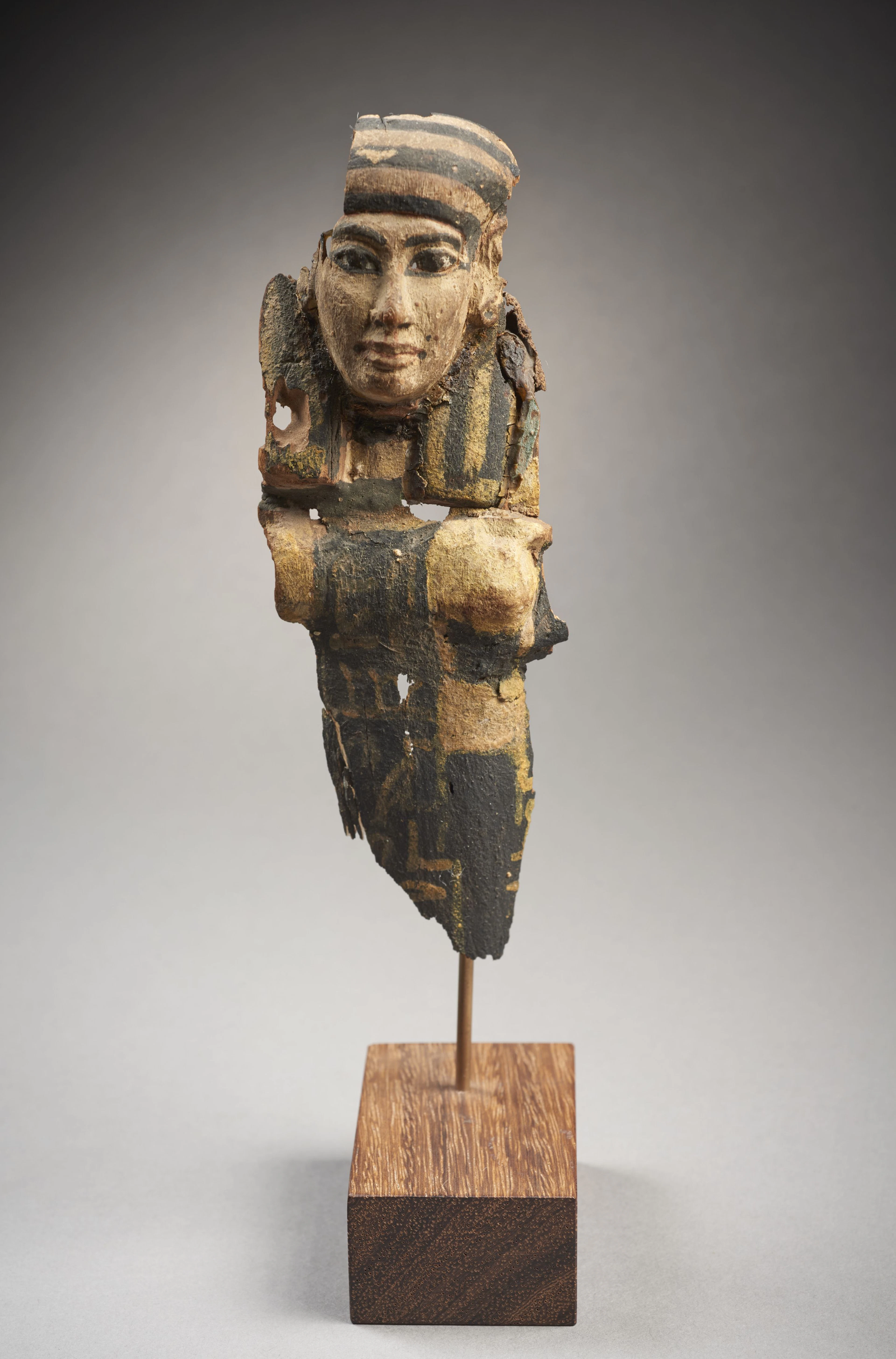 OUSHEBTI FRAGMENTAIRE EN BOIS STUQUÉ ET PEINT Art égyptien