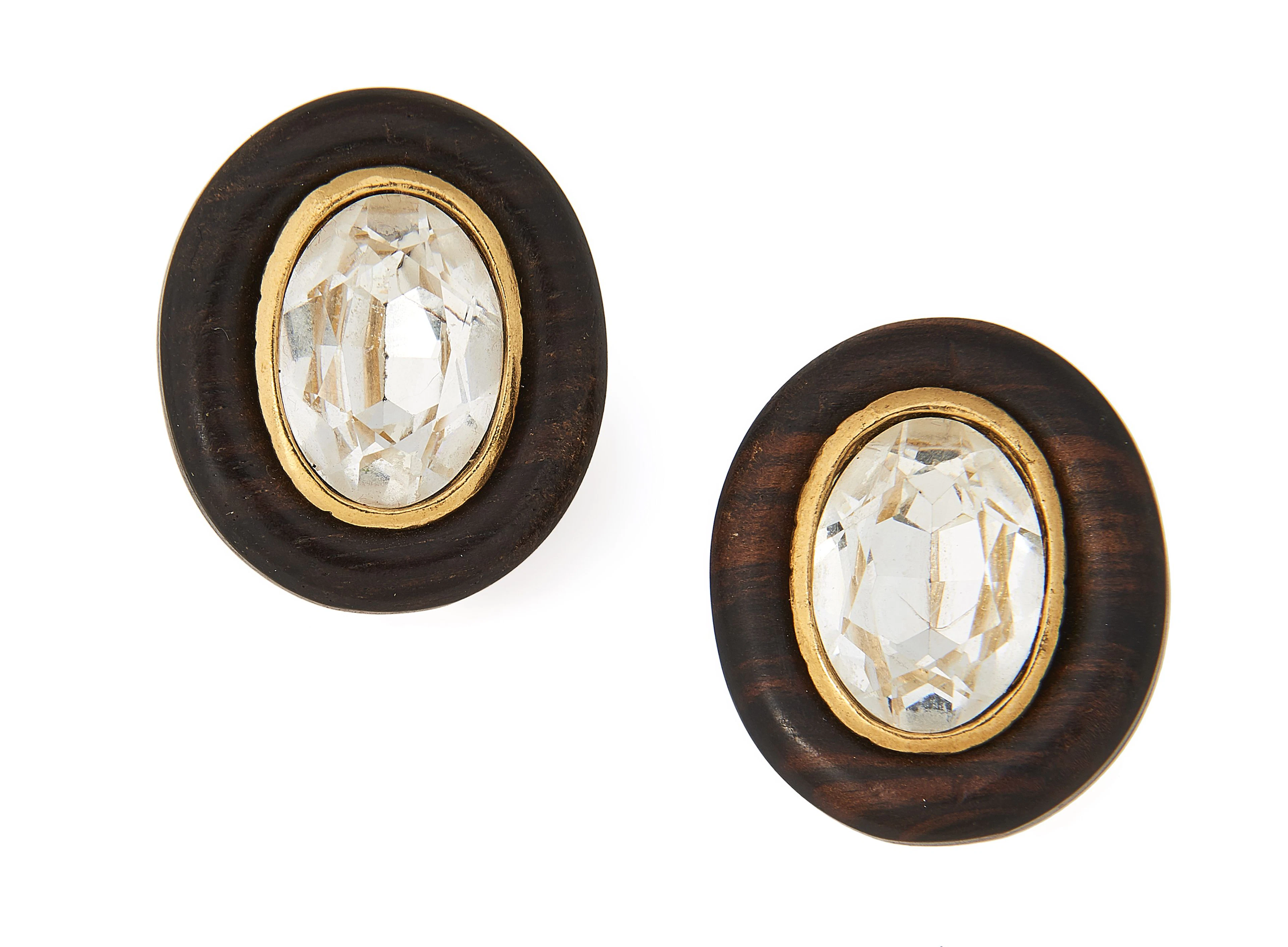 YVES SAINT LAURENT LOT DE DEUX BIJOUX : PAIRE DE CLIPS D'OREILLES en bois