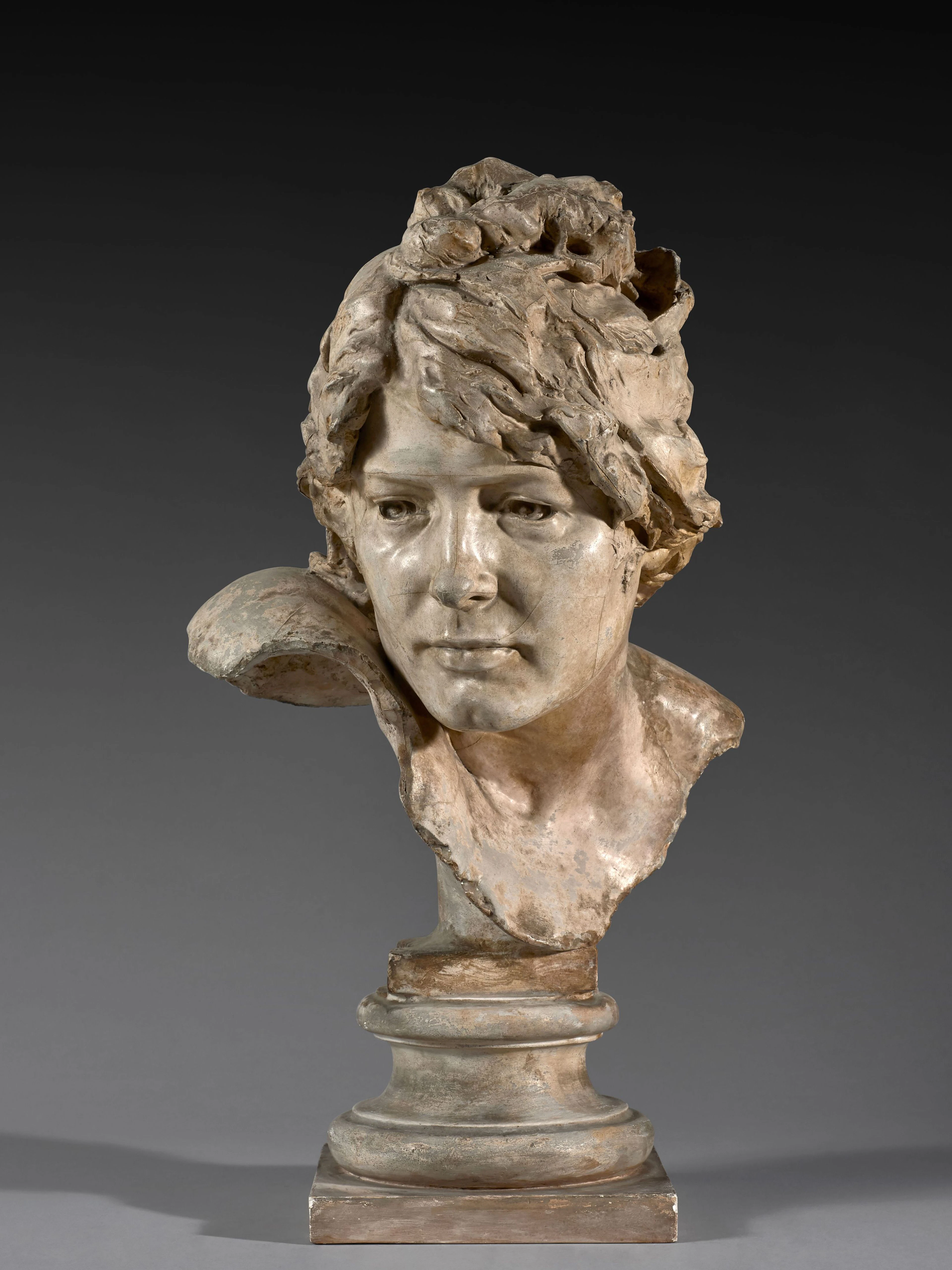 Jules DESBOIS Parçay-les-Pins, 1851 - Paris, 1935 Buste de femme Plâtre patiné
