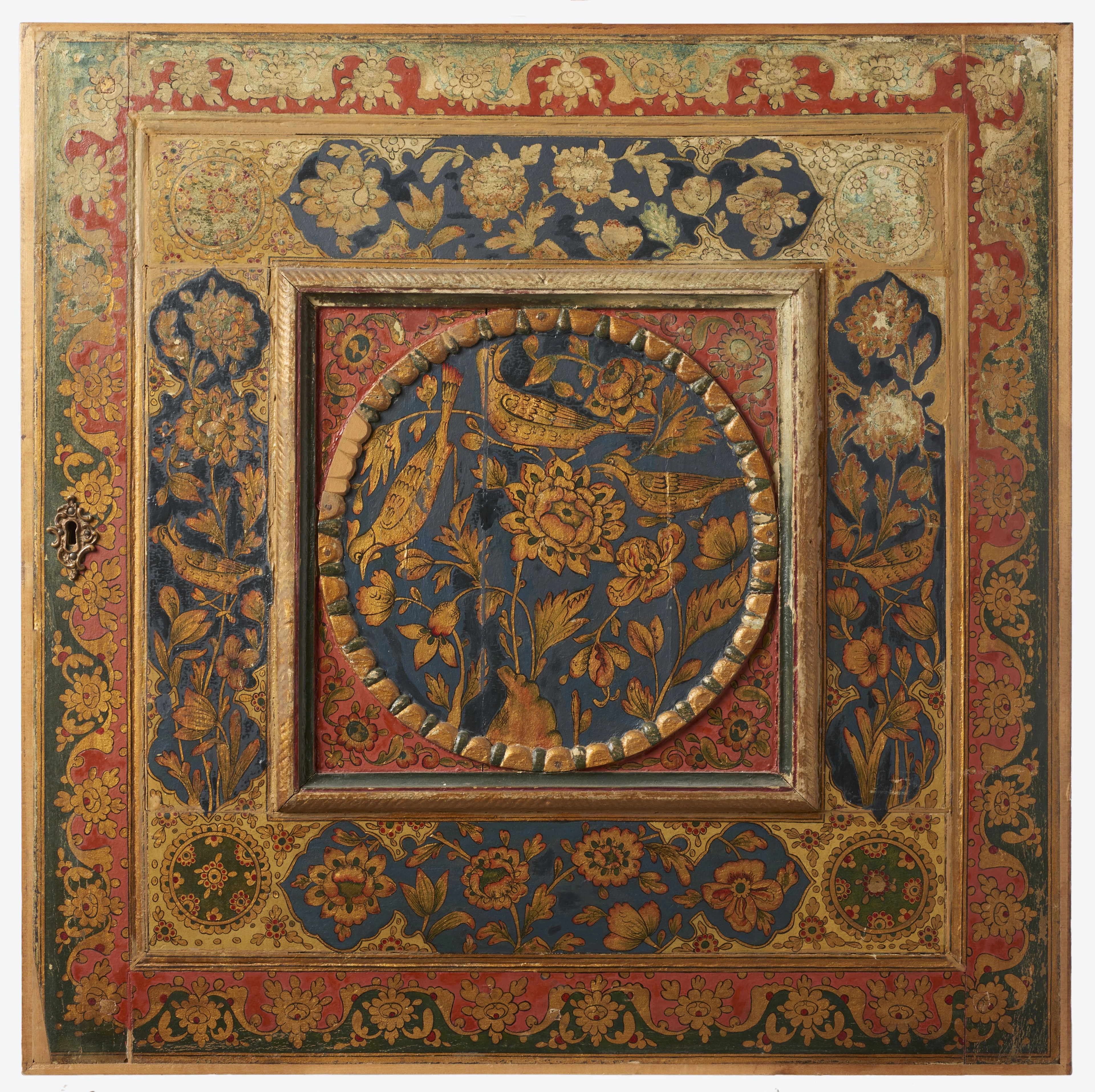GRANDE PAIRE DE PANNEAUX EN BOIS PEINT ET DORÉ Iran qajar, 19e siècle